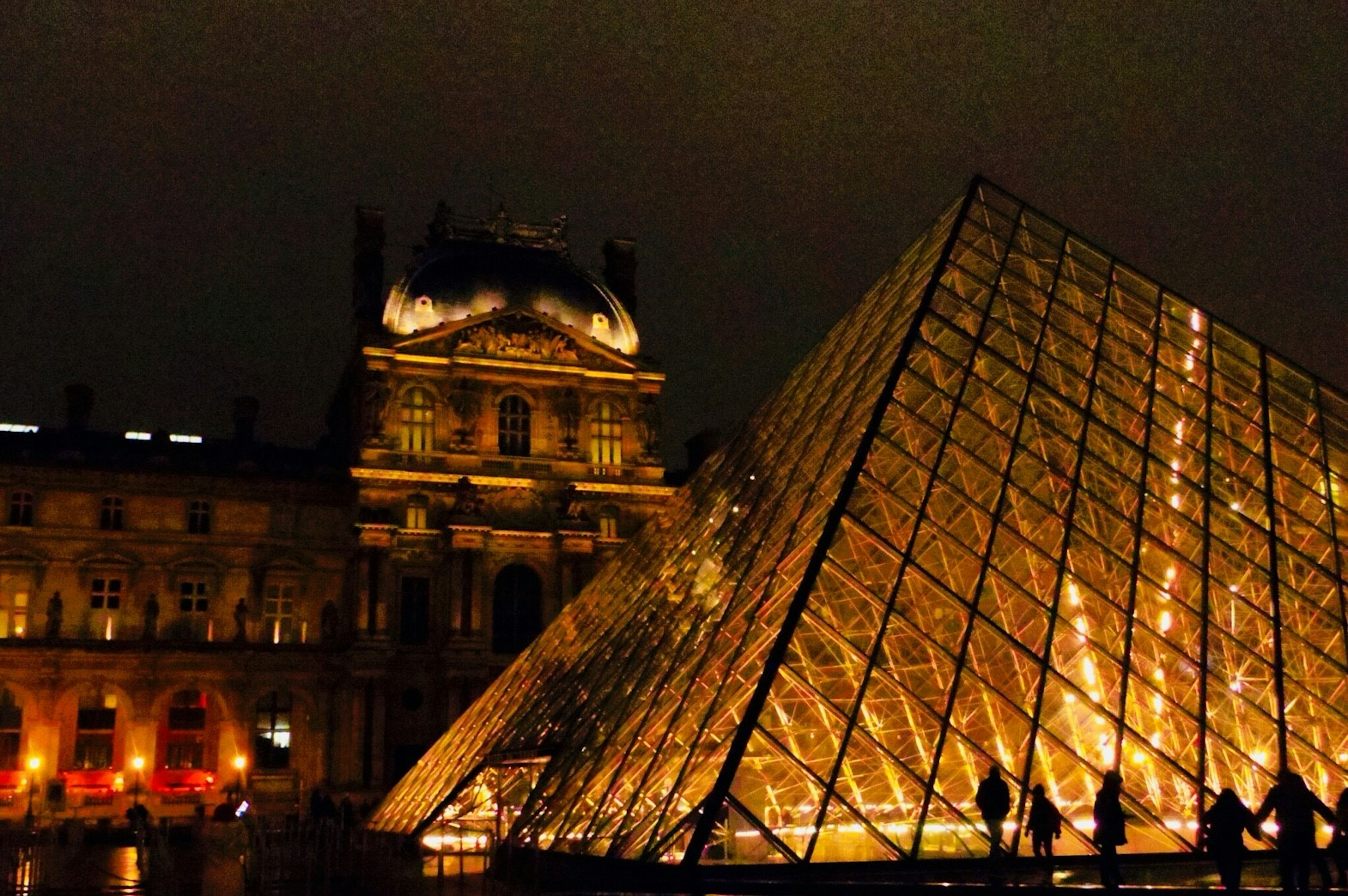 Pirámide del Louvre bellamente iluminada por la noche