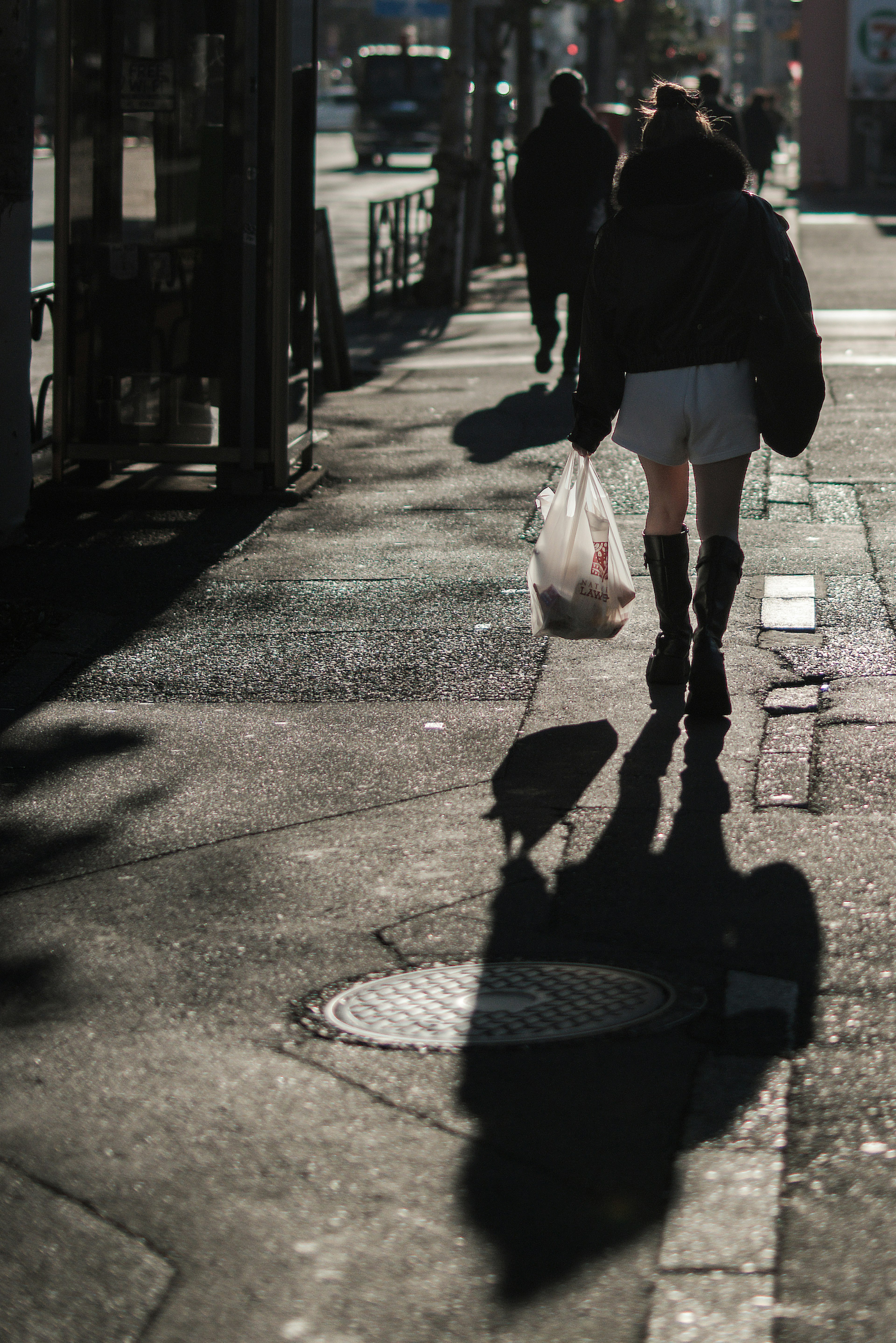 女性が白いショートパンツを着ている街の風景