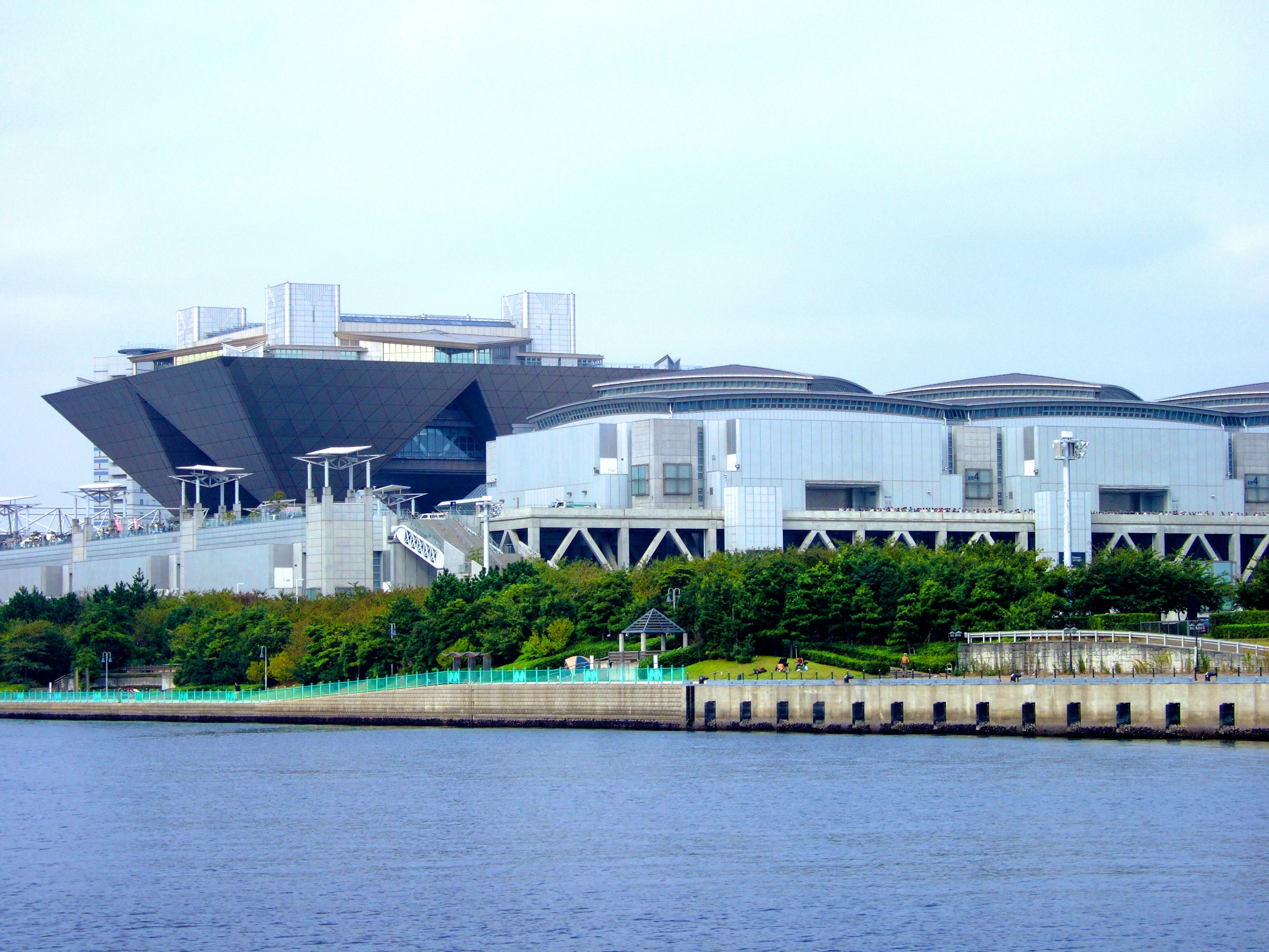 Un grand bâtiment architectural moderne situé au bord de l'eau