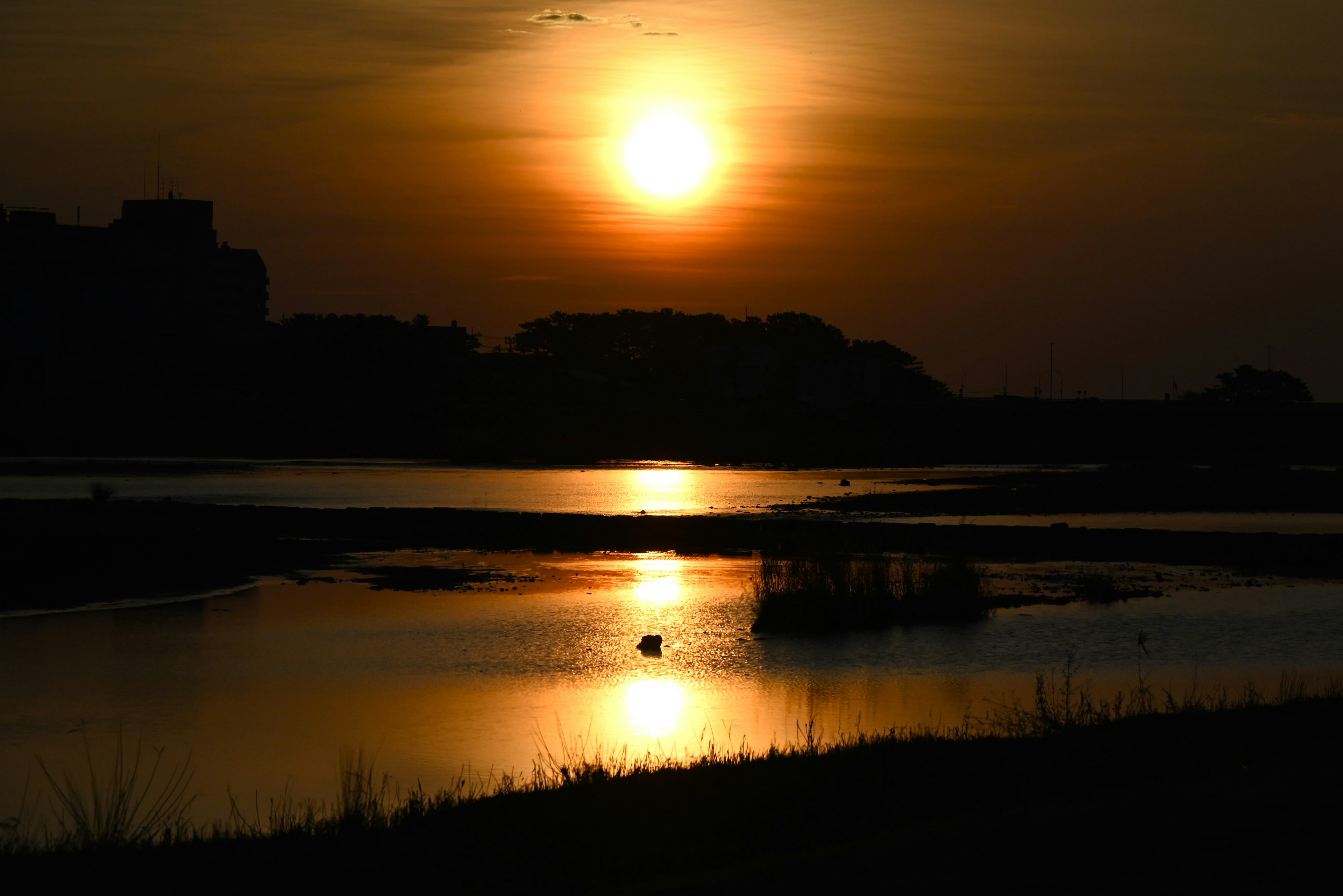 夕日が水面に映る静かな風景