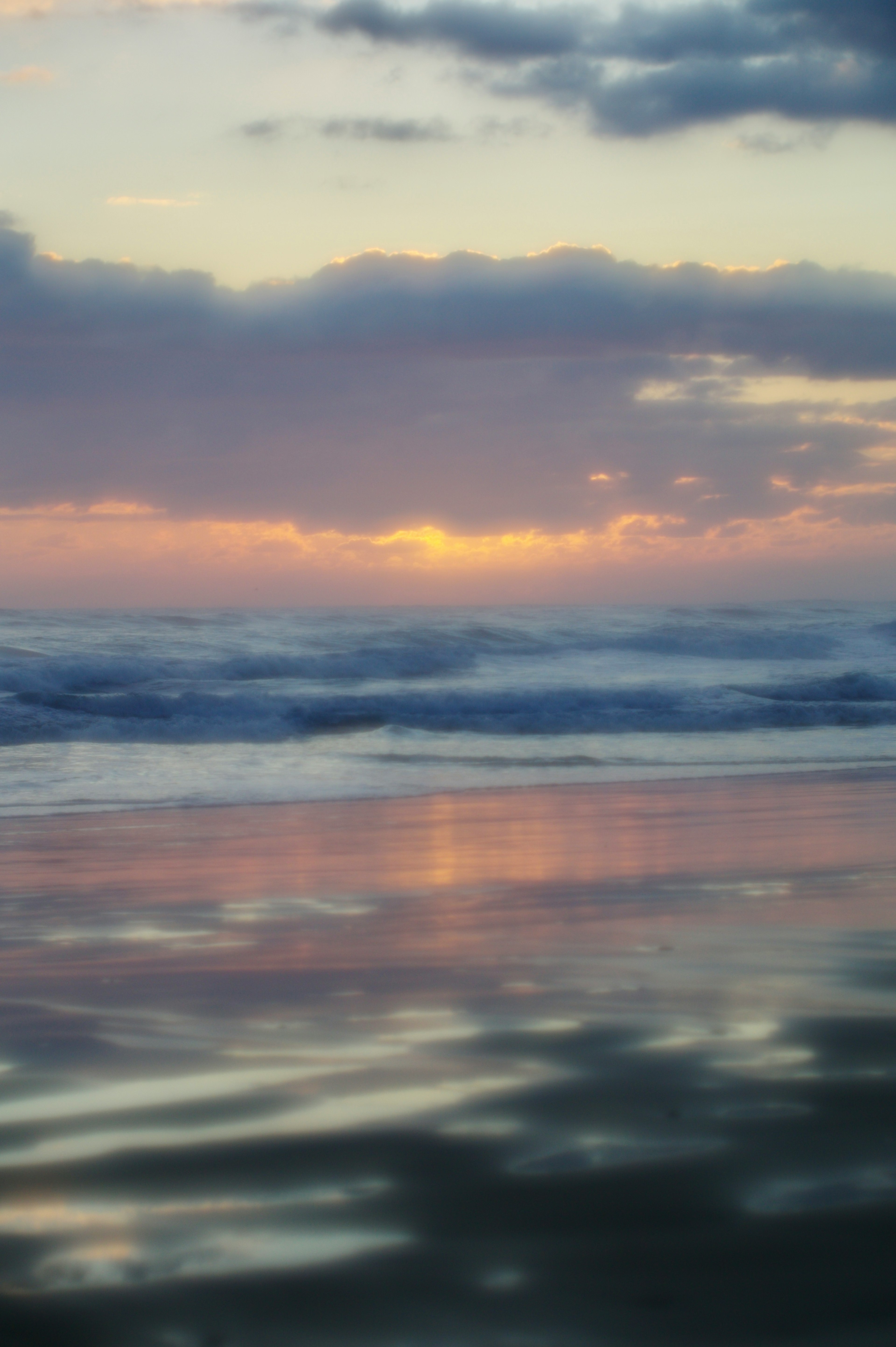 夕日の海の風景と波の反射