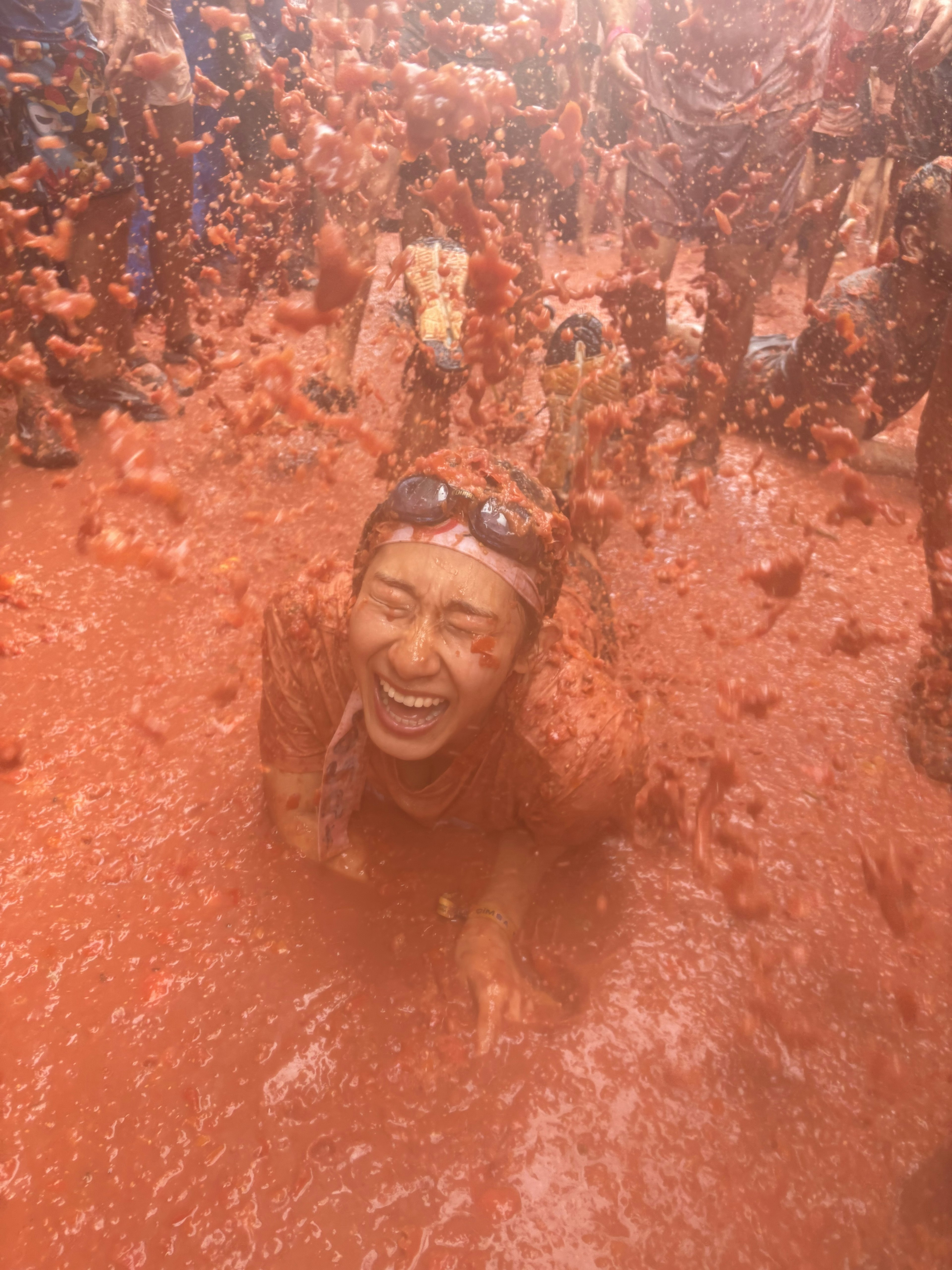 トマトを投げ合う祭りで笑顔の参加者