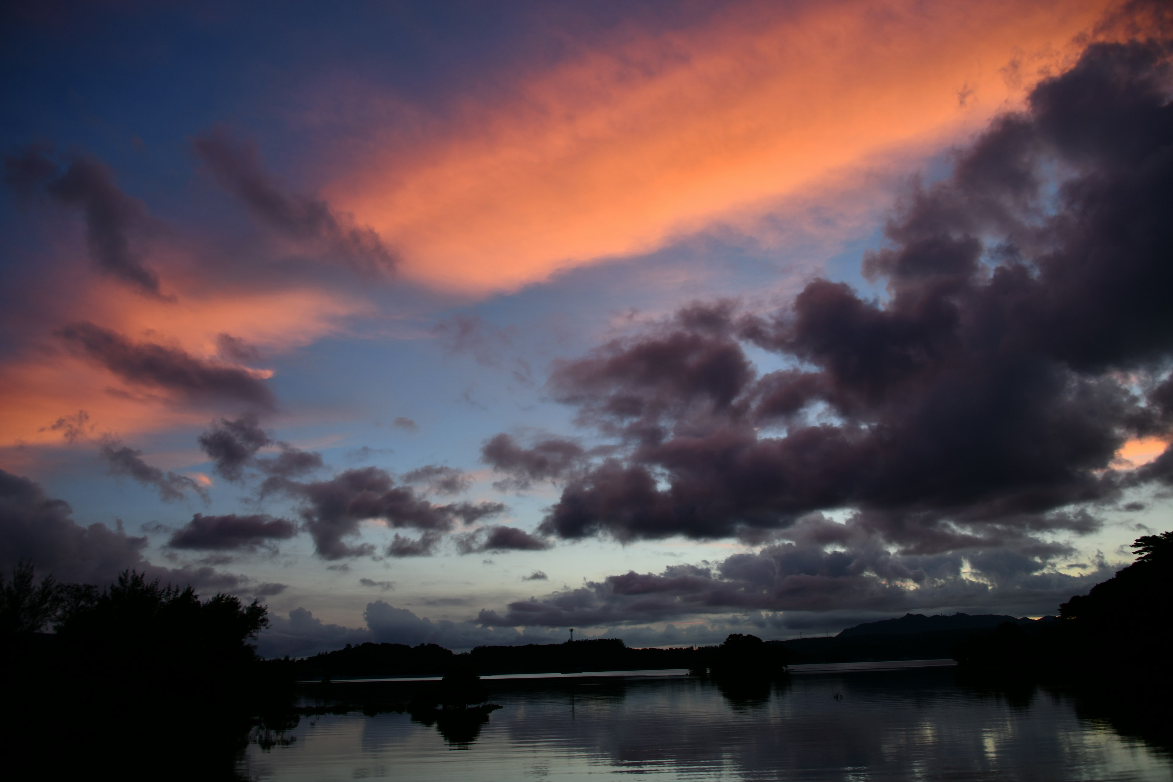 Ciel de coucher de soleil magnifique avec des nuages colorés réfléchis sur l'eau