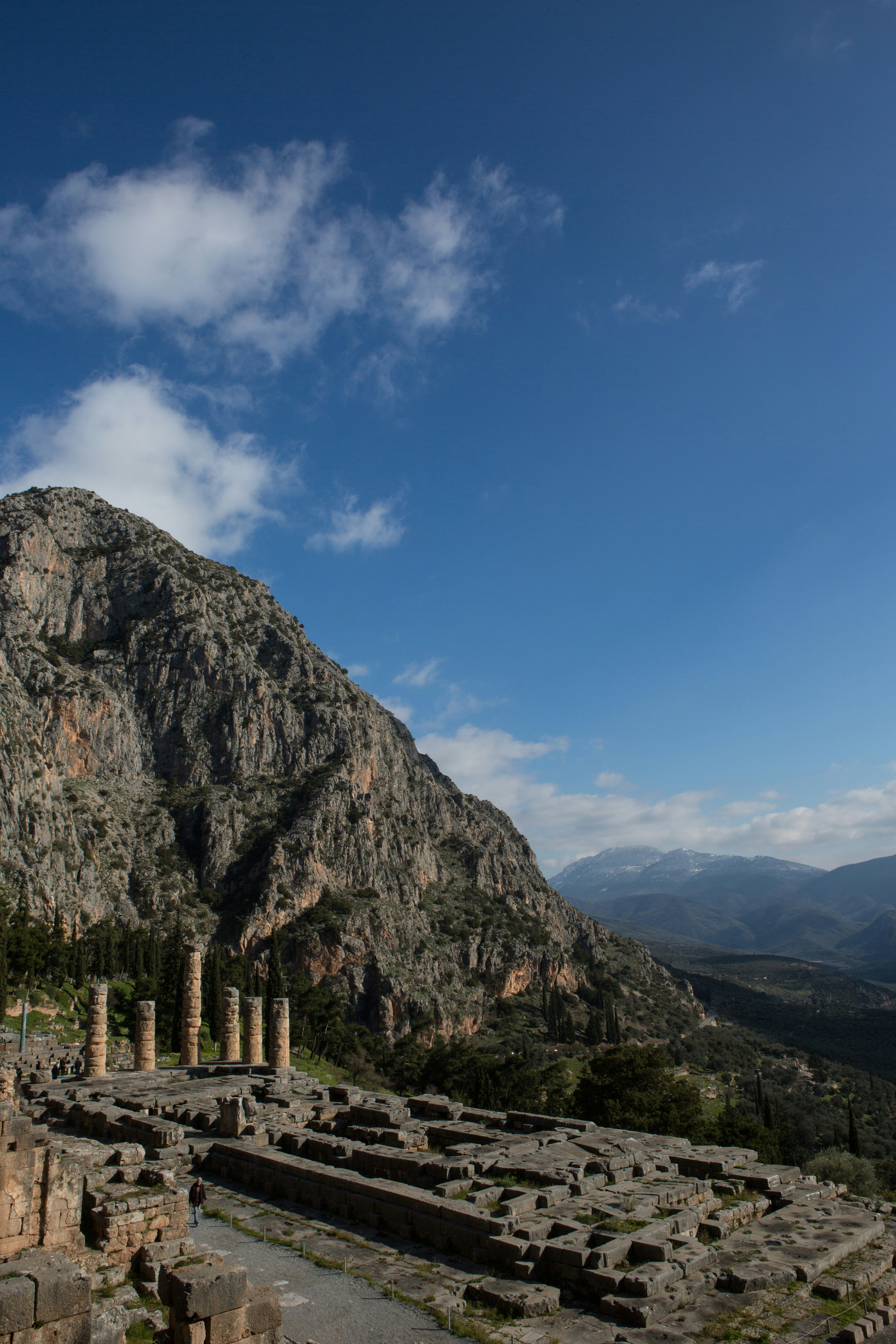 デルフィの古代遺跡と美しい山々の風景