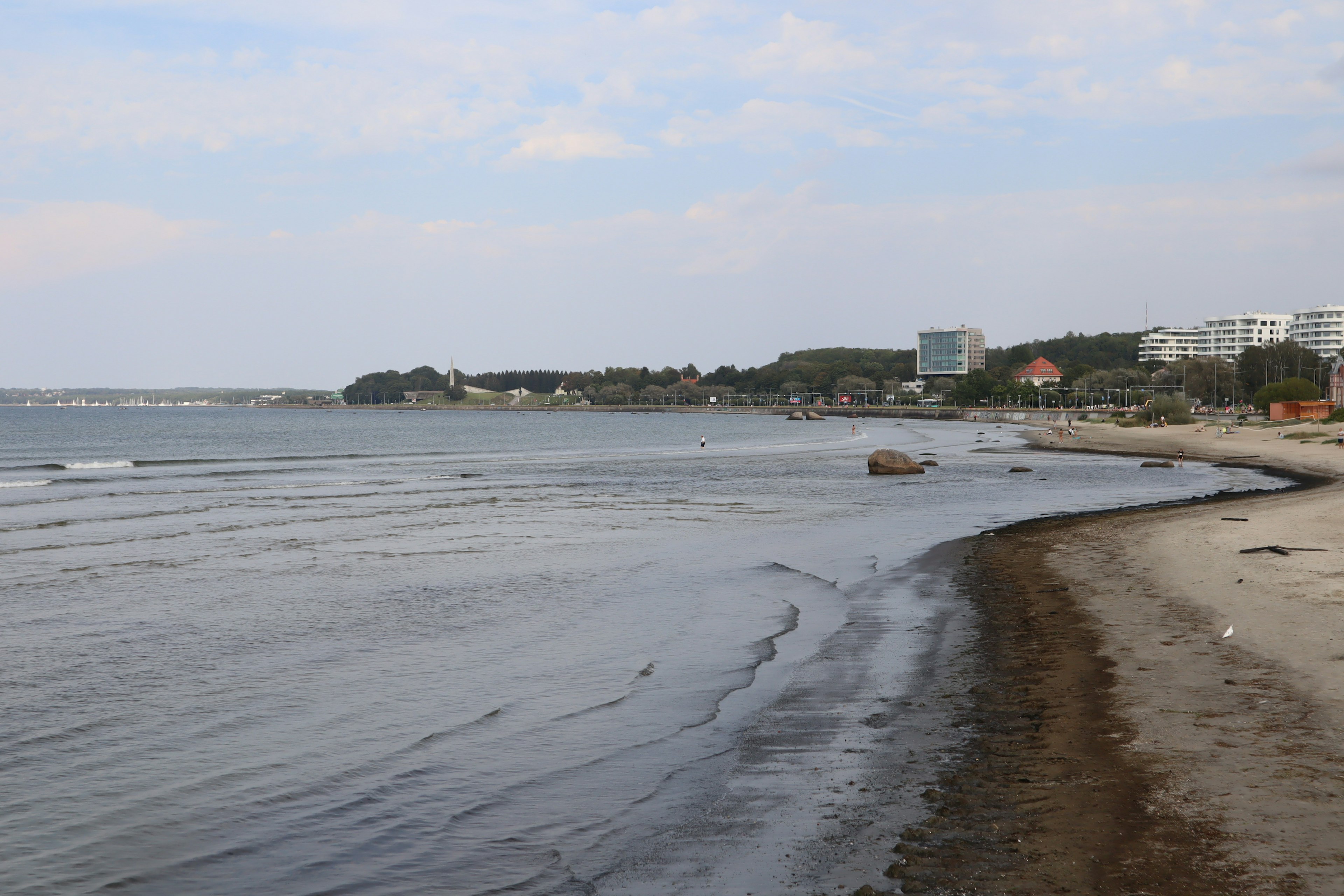 Malerscher Küstenabschnitt mit sanften Wellen und Strand