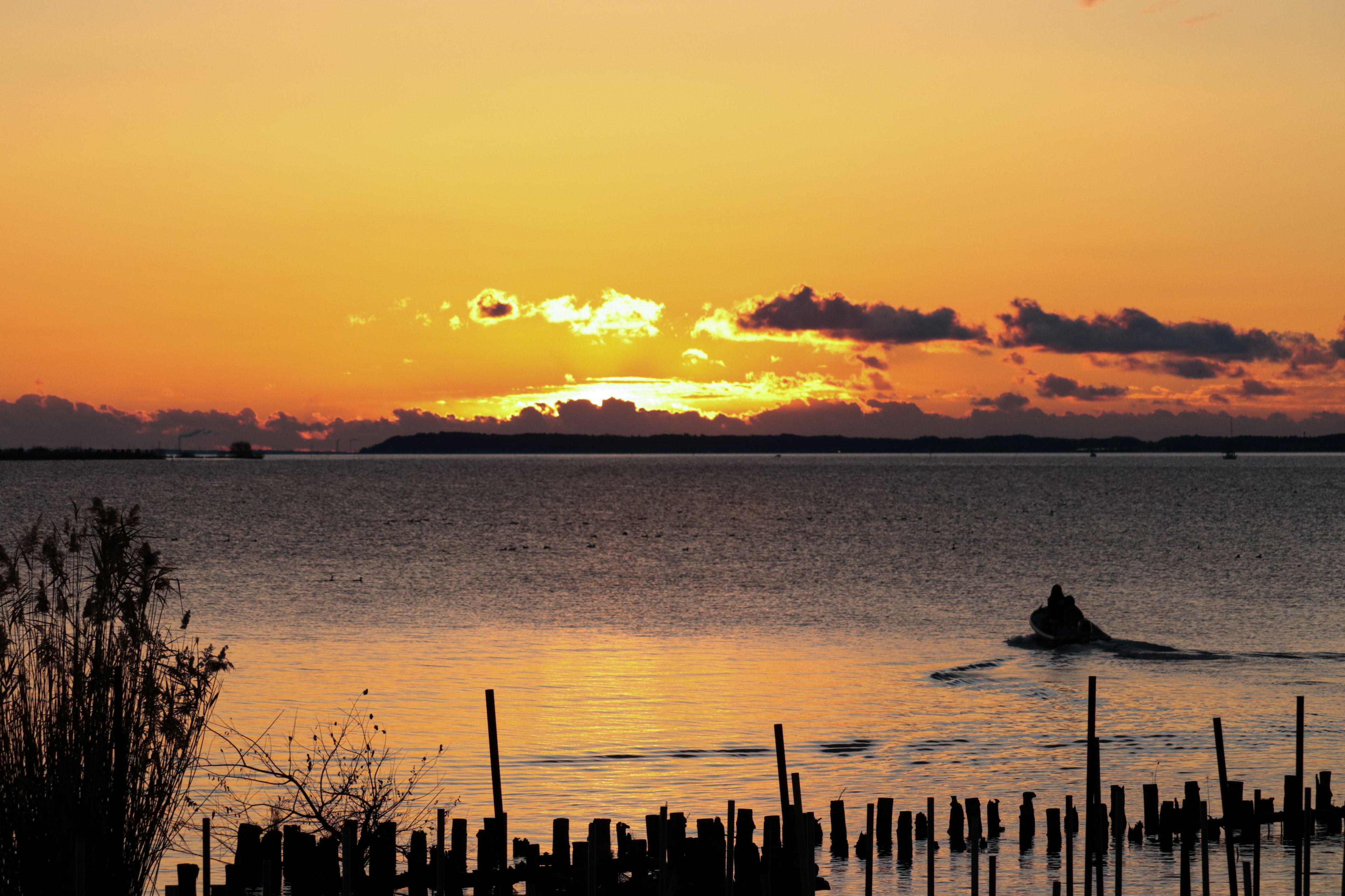 Hermoso atardecer sobre el mar con un barco navegando