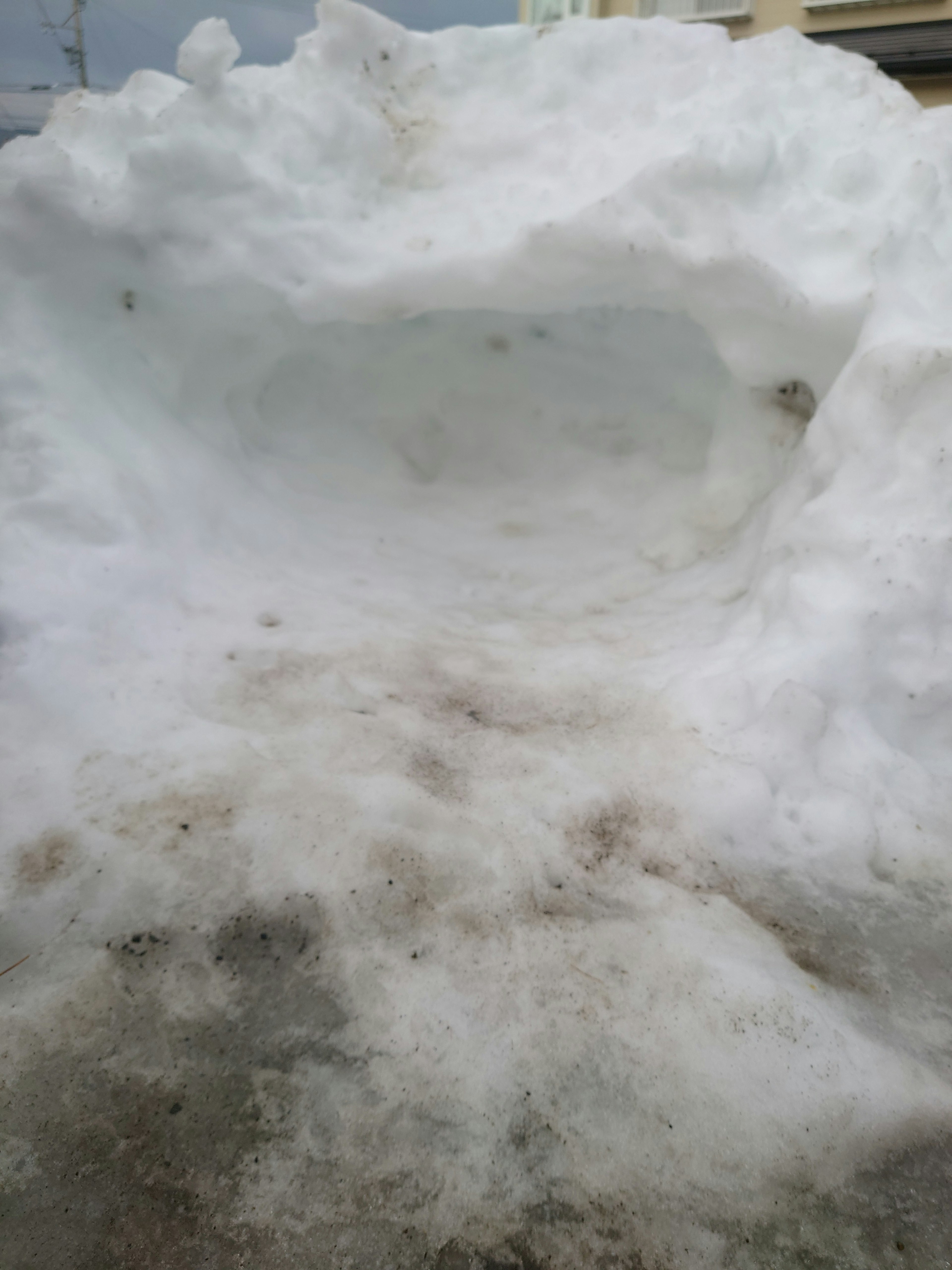 Gran montón de nieve con un área excavada