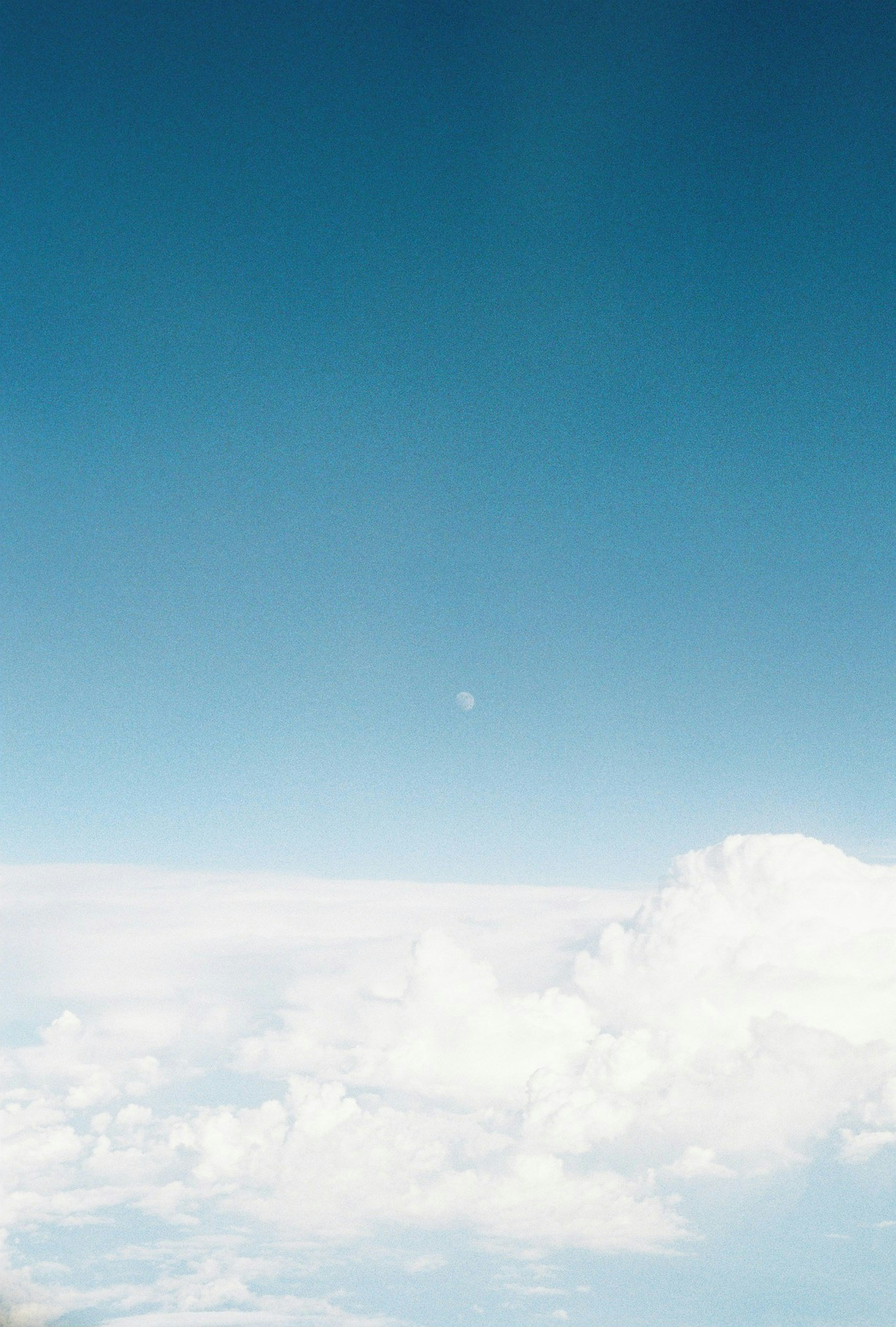 Cielo azul brillante con nubes blancas esponjosas