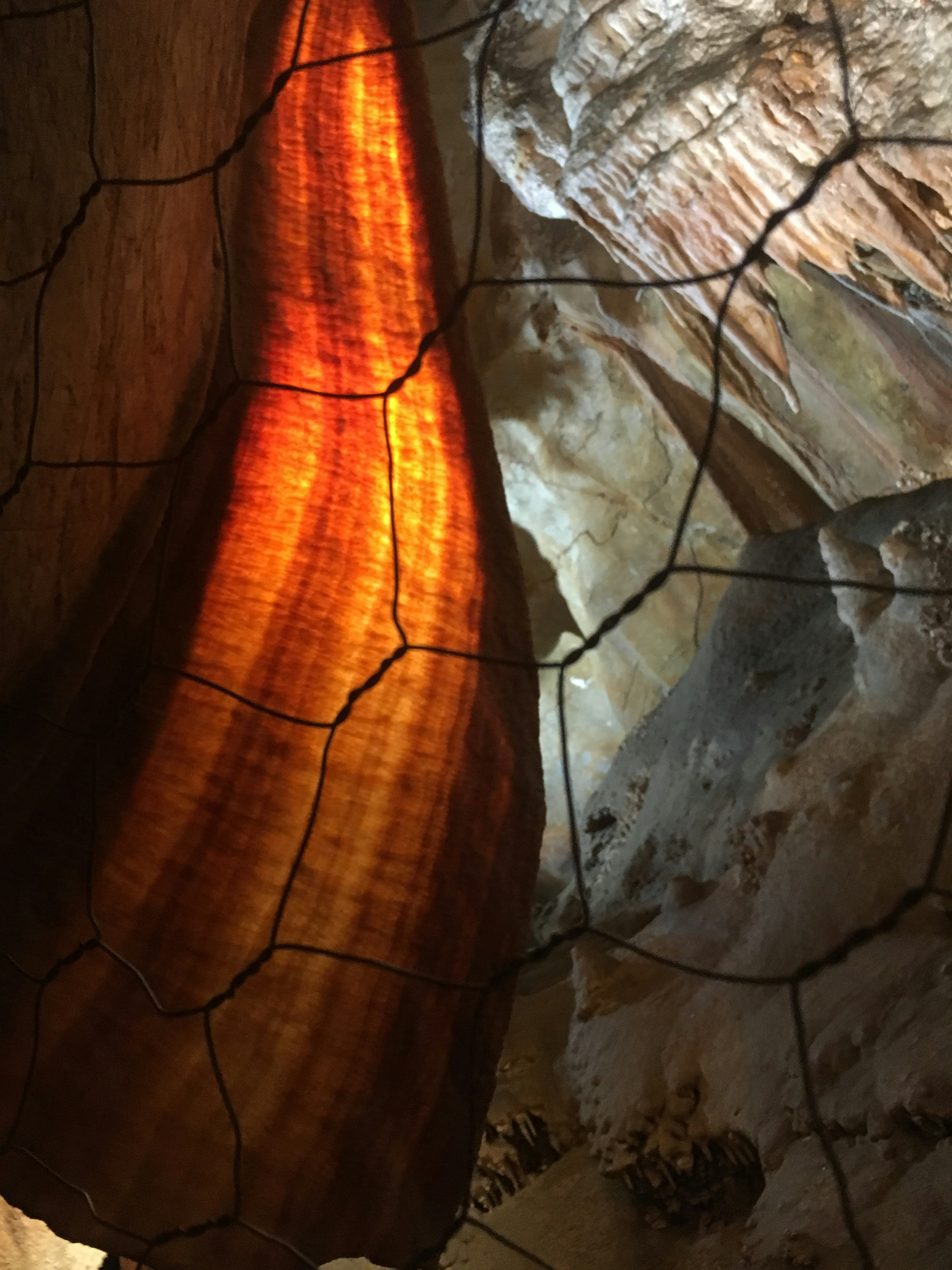 Sección de roca con luz naranja brillando en una cueva