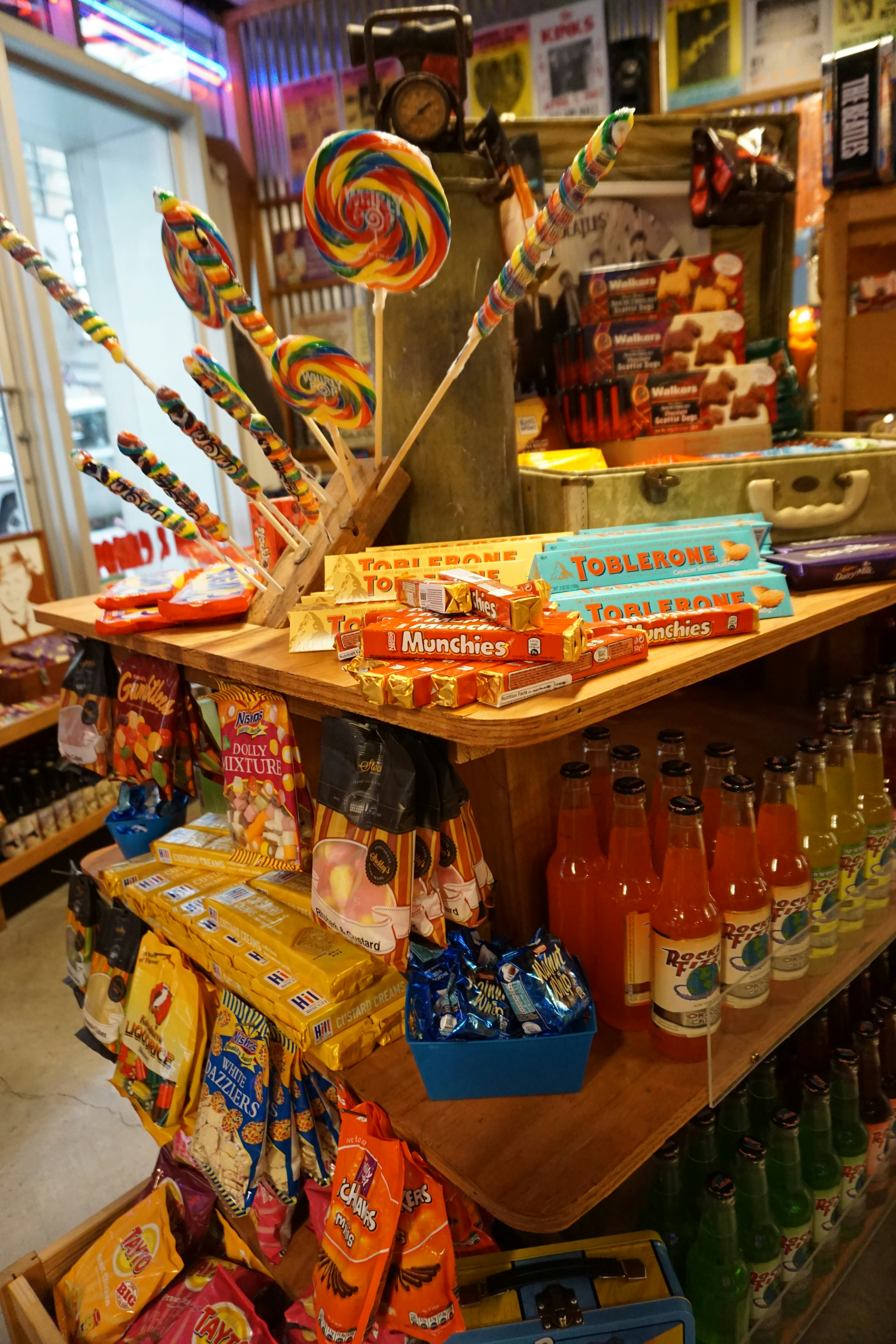 Bonbons colorés et boissons exposés dans l'intérieur d'un magasin