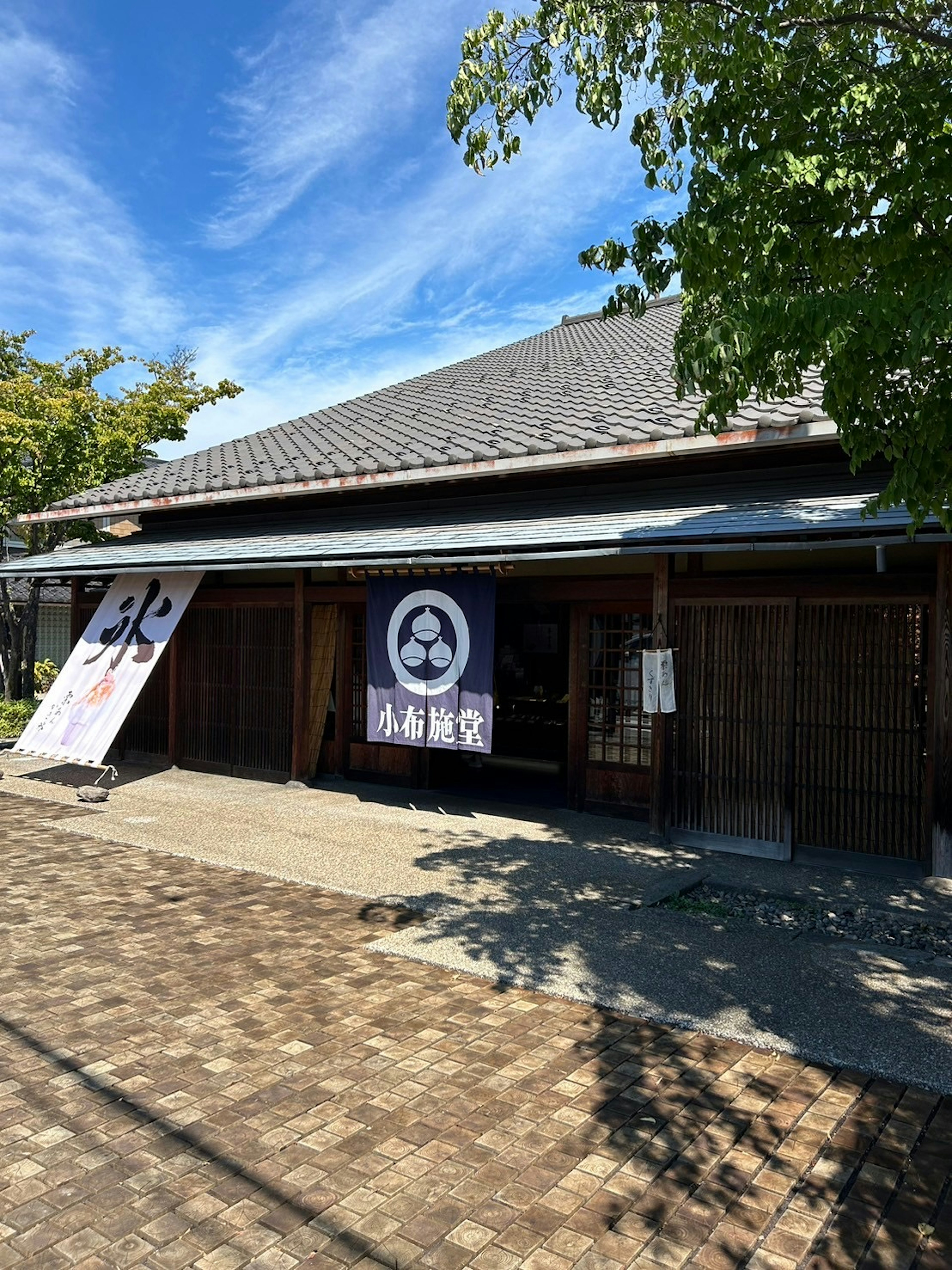 Exterior de una casa japonesa tradicional con un cielo azul claro