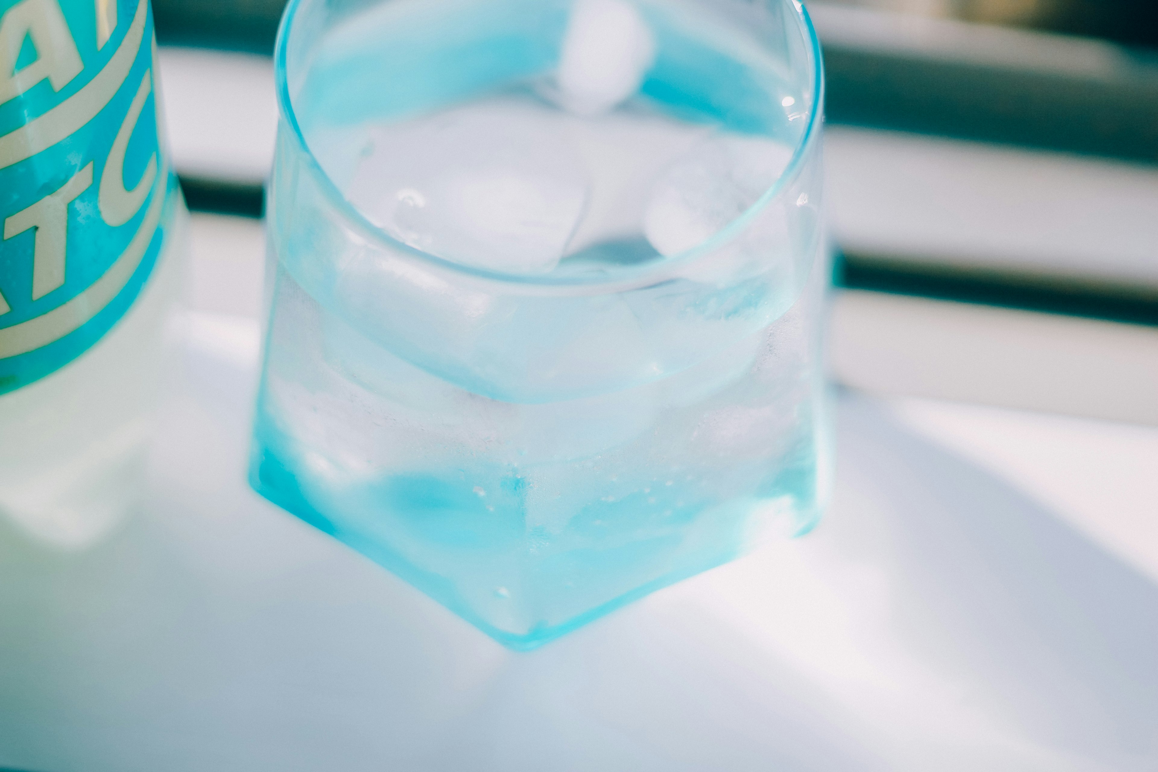 Vaso azul claro con hielo y agua