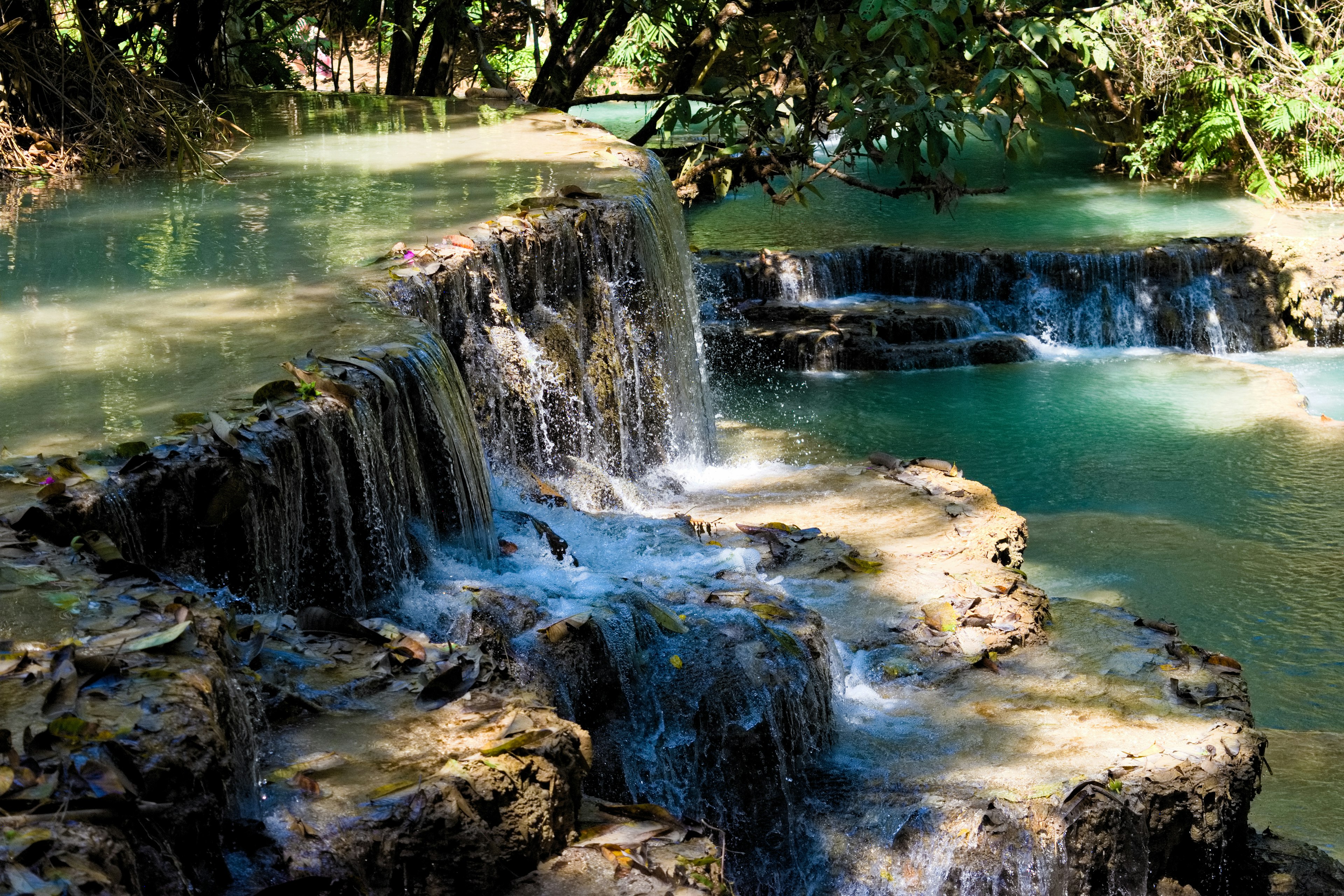 青い水と滝が流れる自然の風景