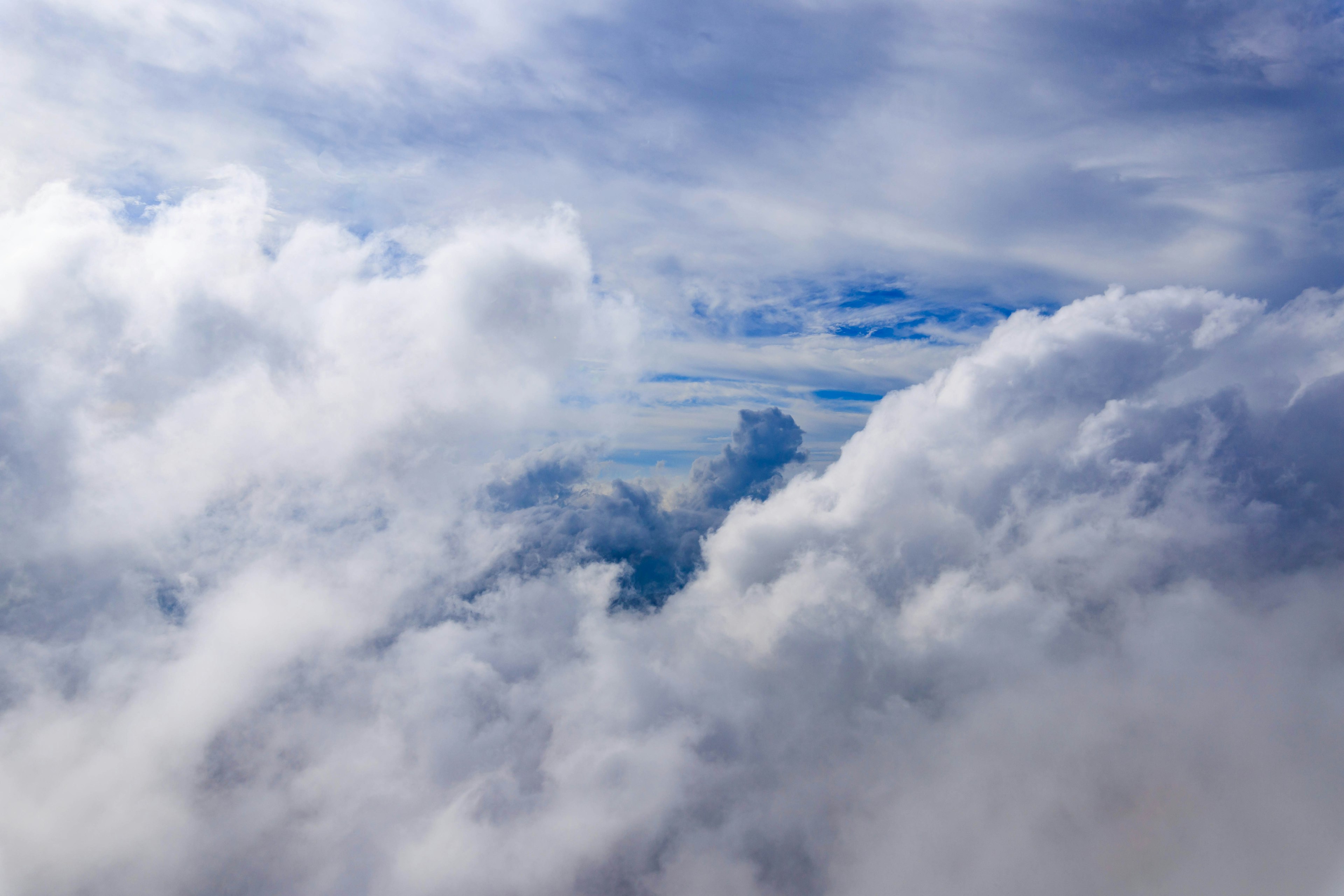 Vista de cielo azul y nubes blancas esponjosas