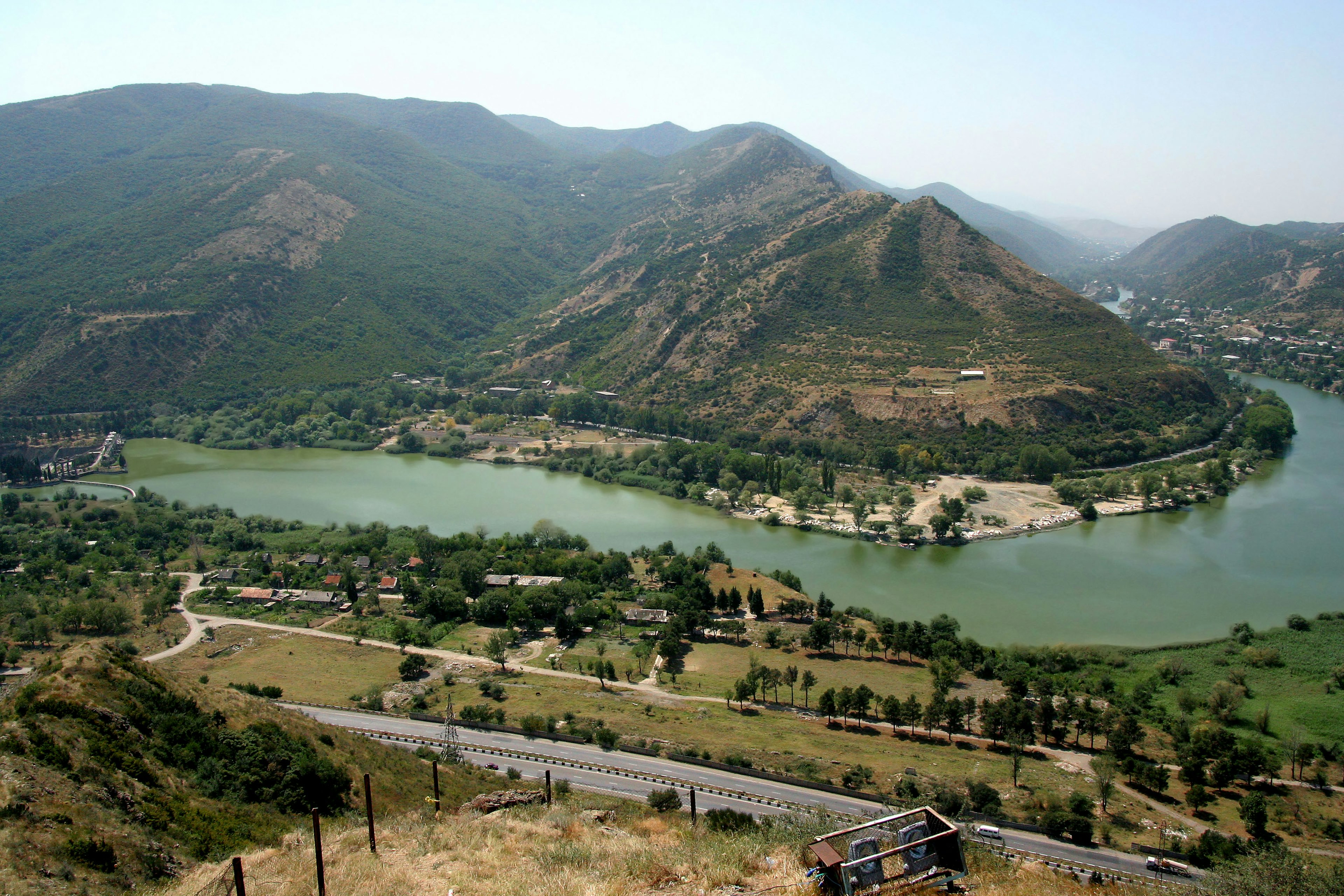 Panoramablick auf Berge und Flusslandschaft