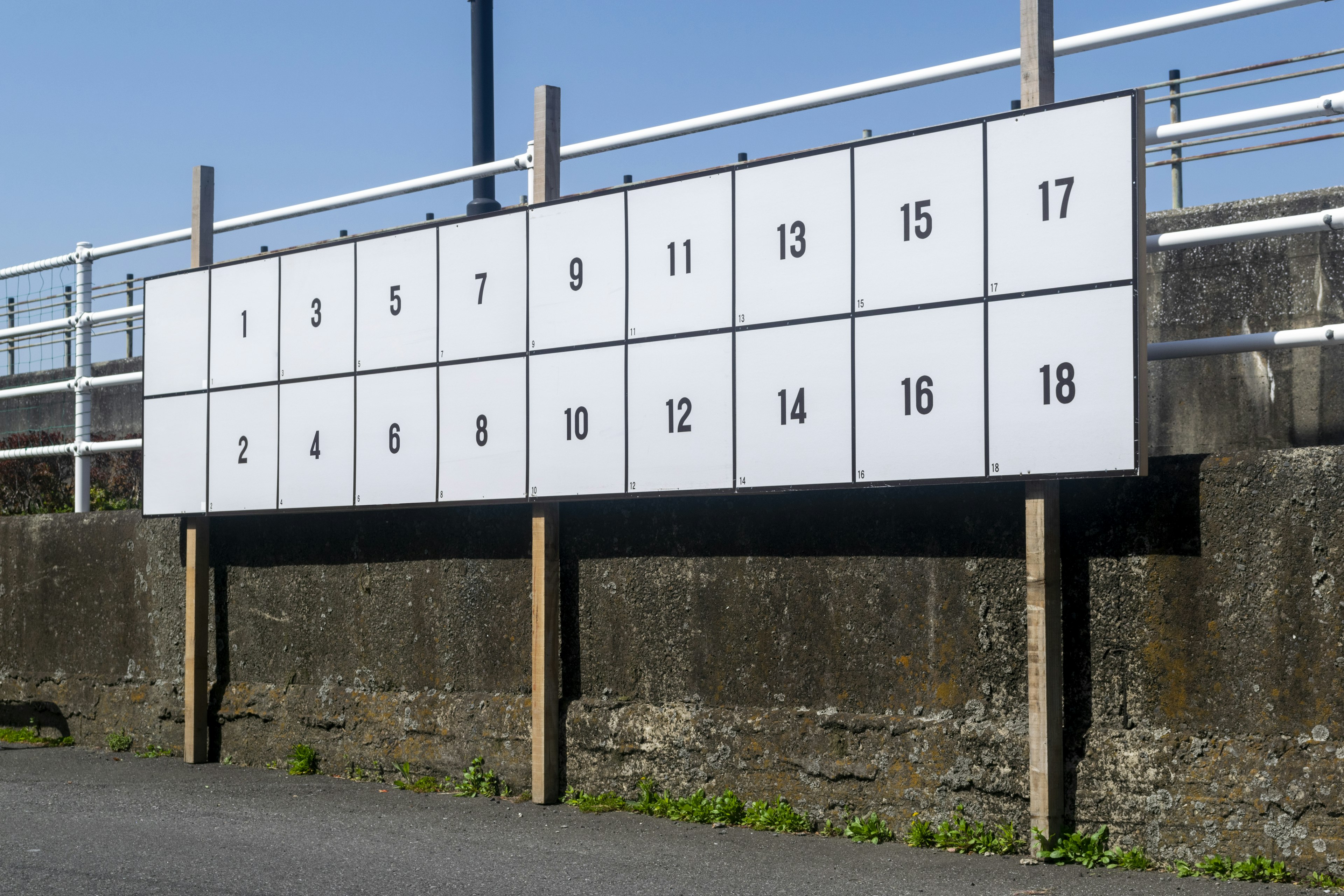 Große Kalendertafel mit weißen Zahlen