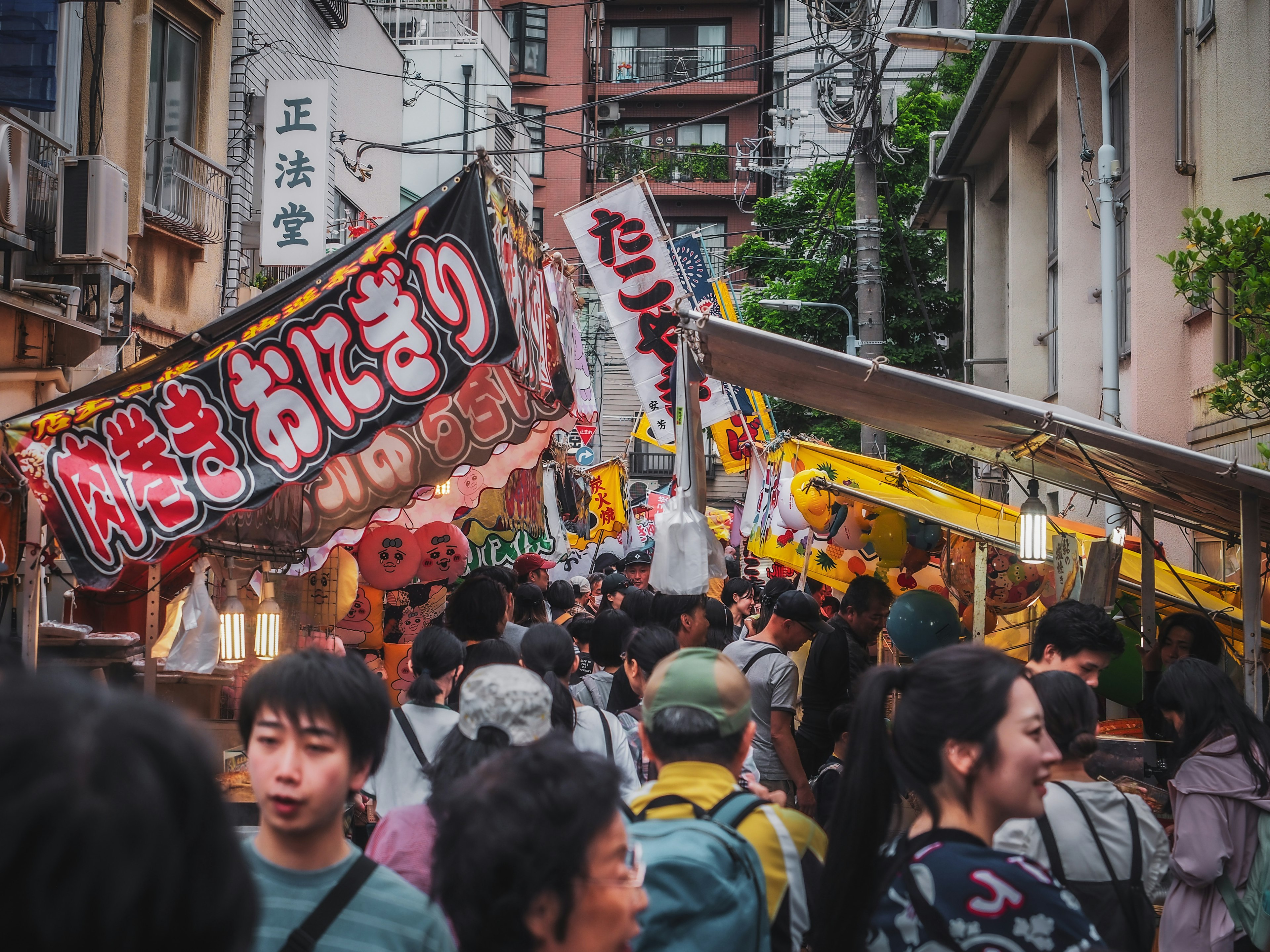 Rue animée remplie de stands de nourriture et de foules de personnes