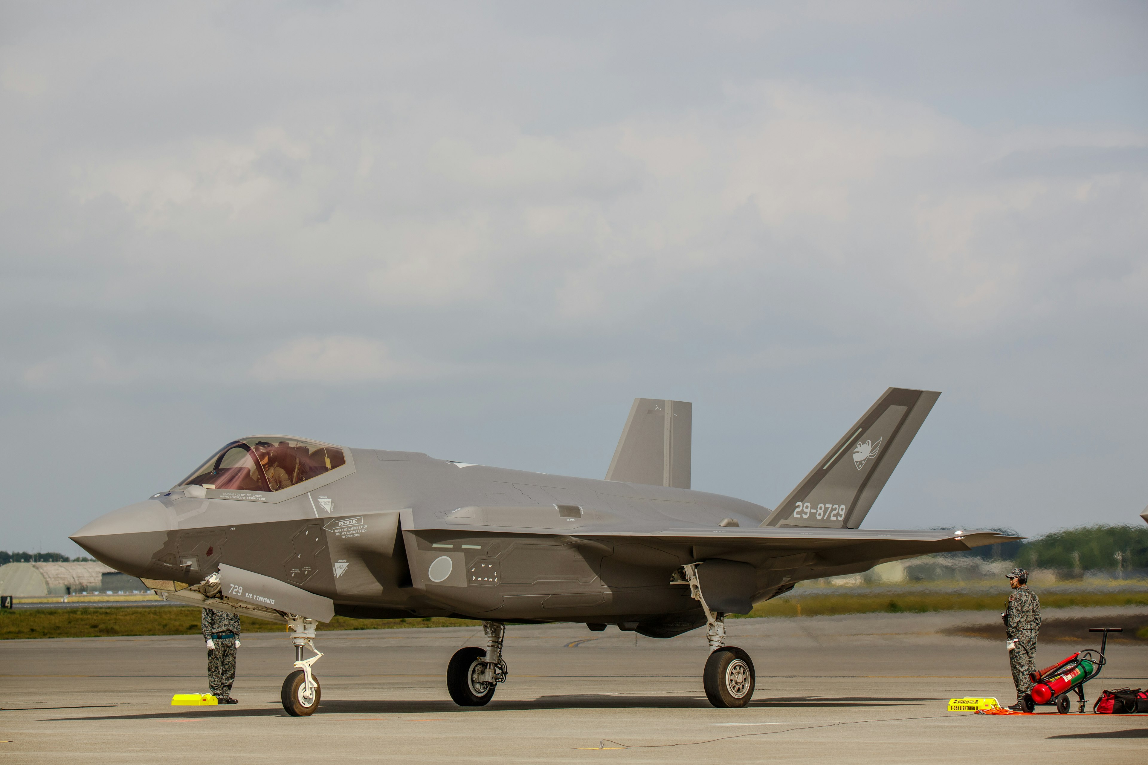 มุมมองด้านข้างของเครื่องบินรบ F-35 จอดอยู่ที่สนามบิน