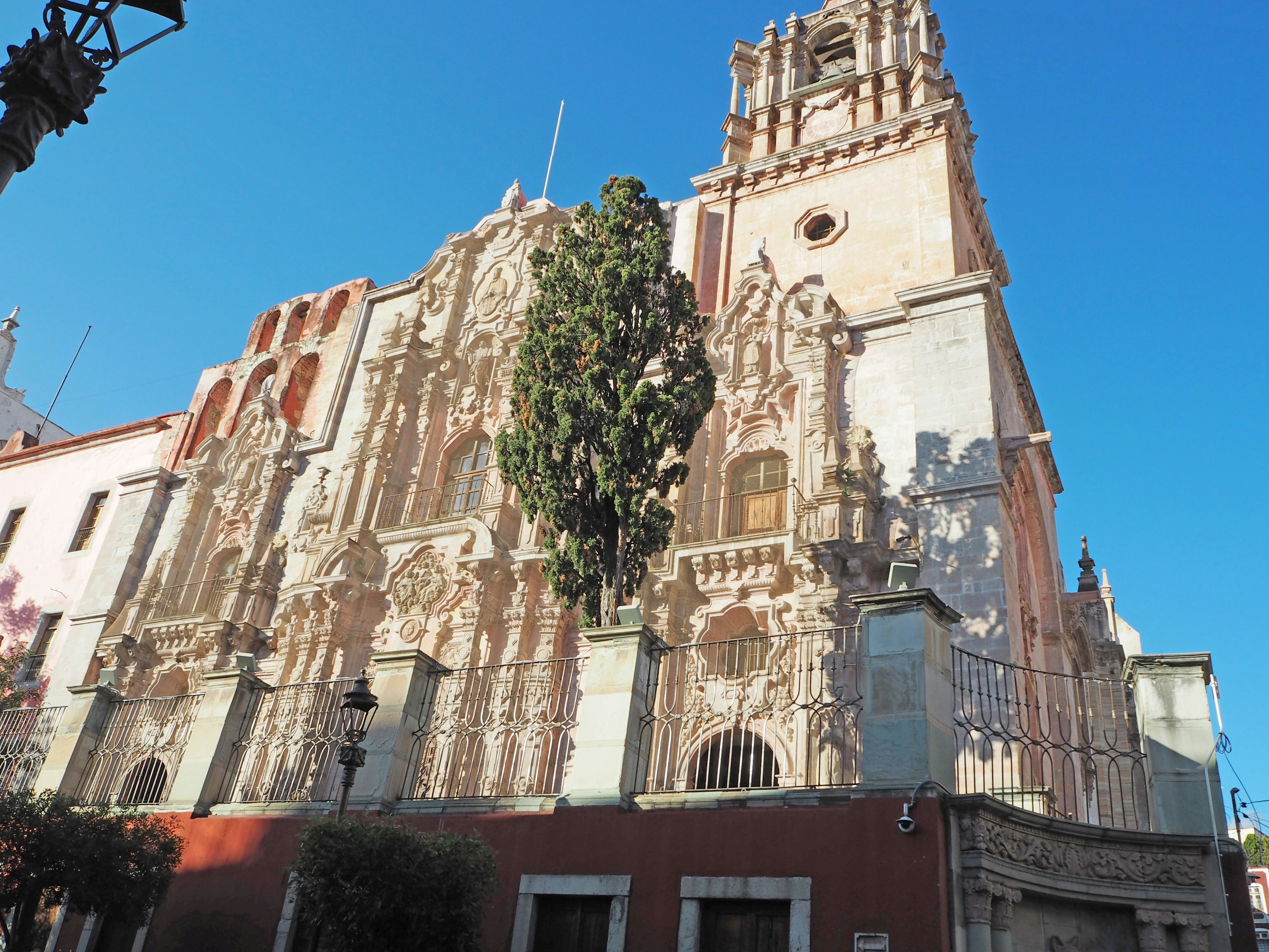 Vista exterior de la iglesia ornamentada en San Miguel de Allende