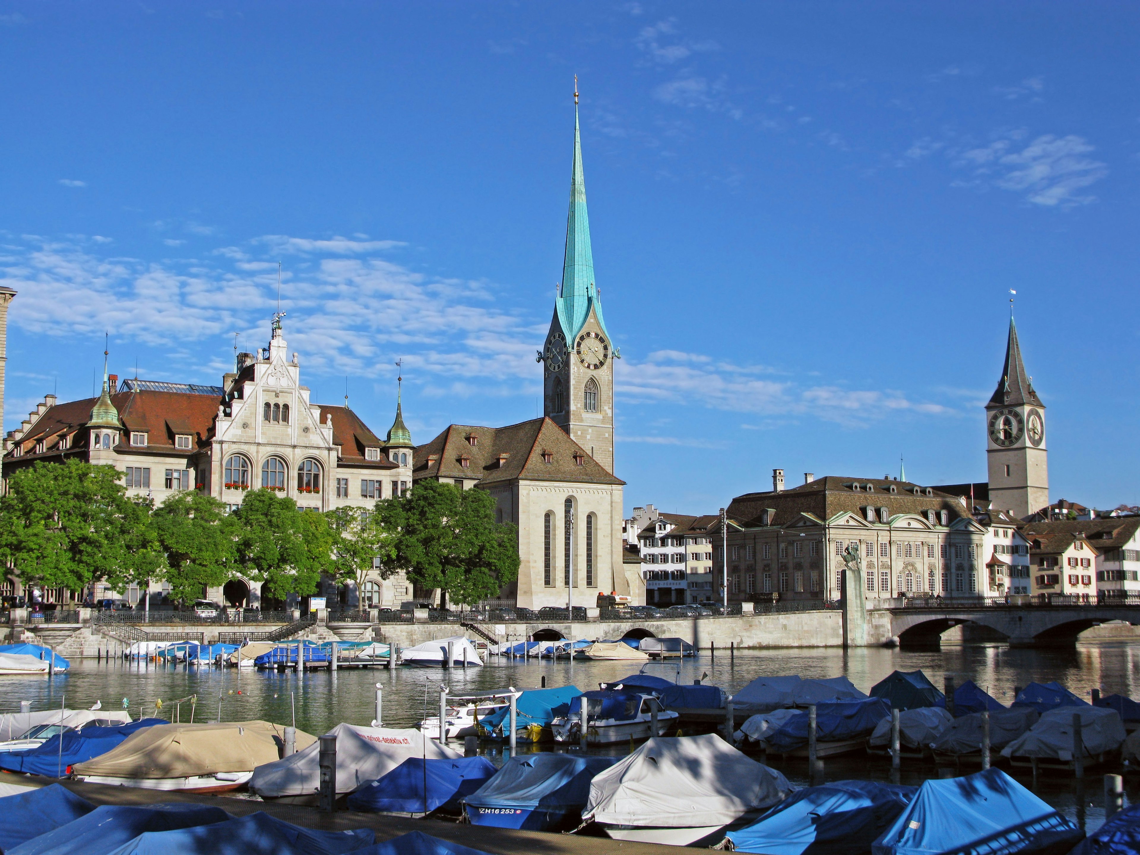 Hermosa vista de Zúrich con agujas de iglesia y cielo azul