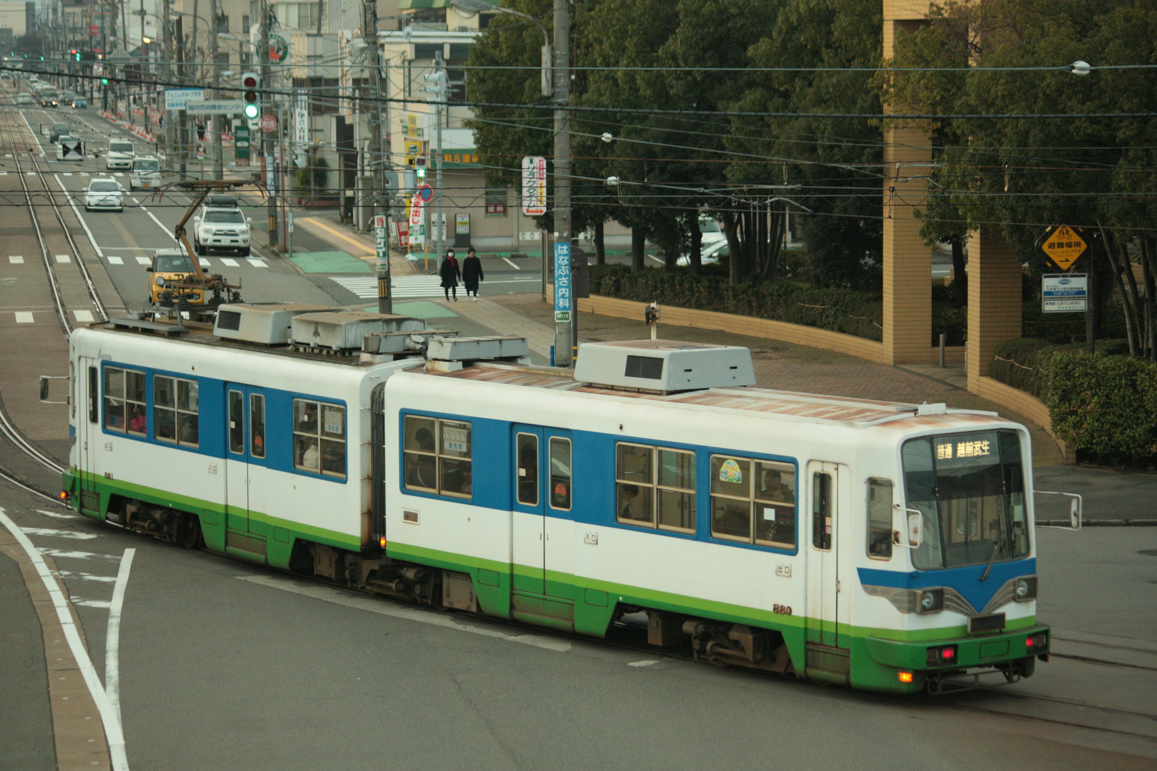 Un tram verde e blu sta circolando per la città