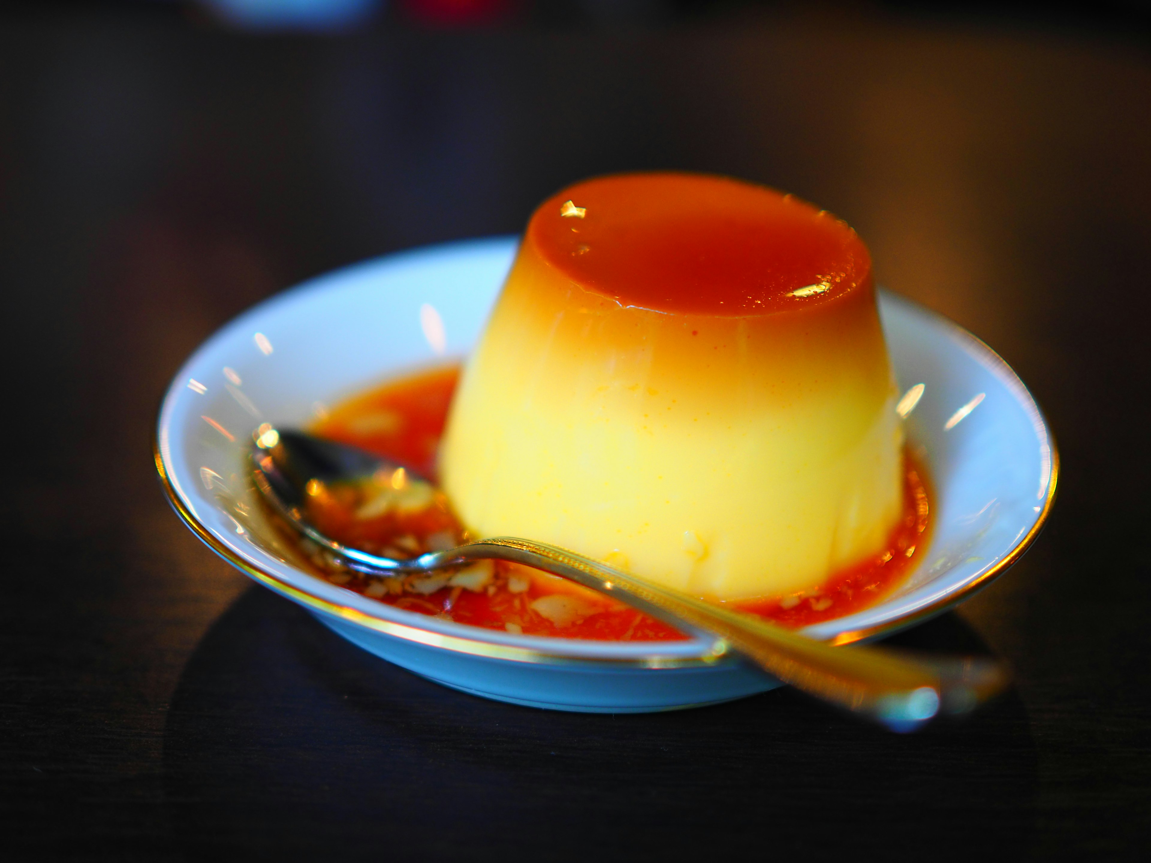 Bánh flan caramel trên đĩa