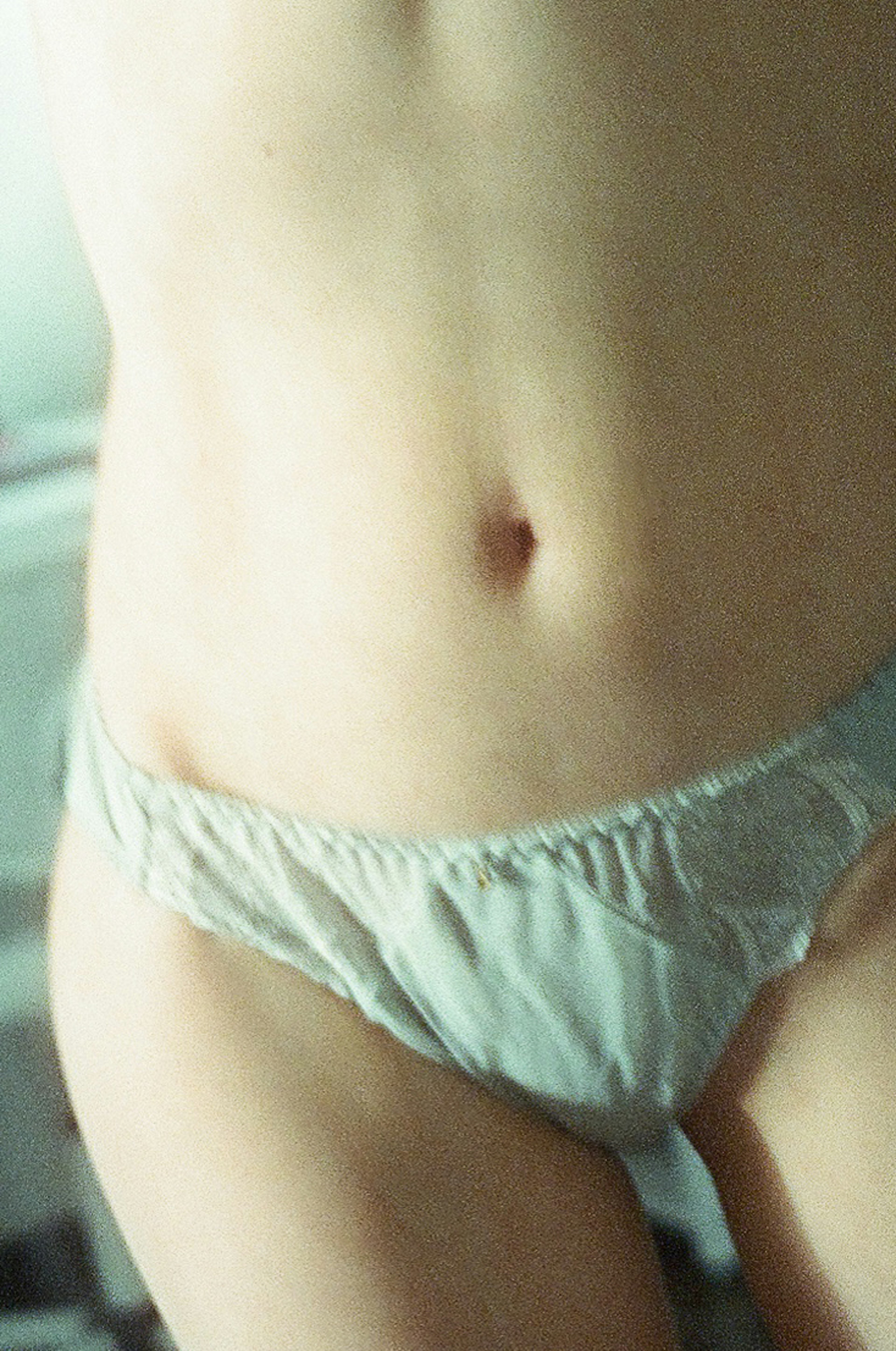 Image montrant l'abdomen et les sous-vêtements d'une femme