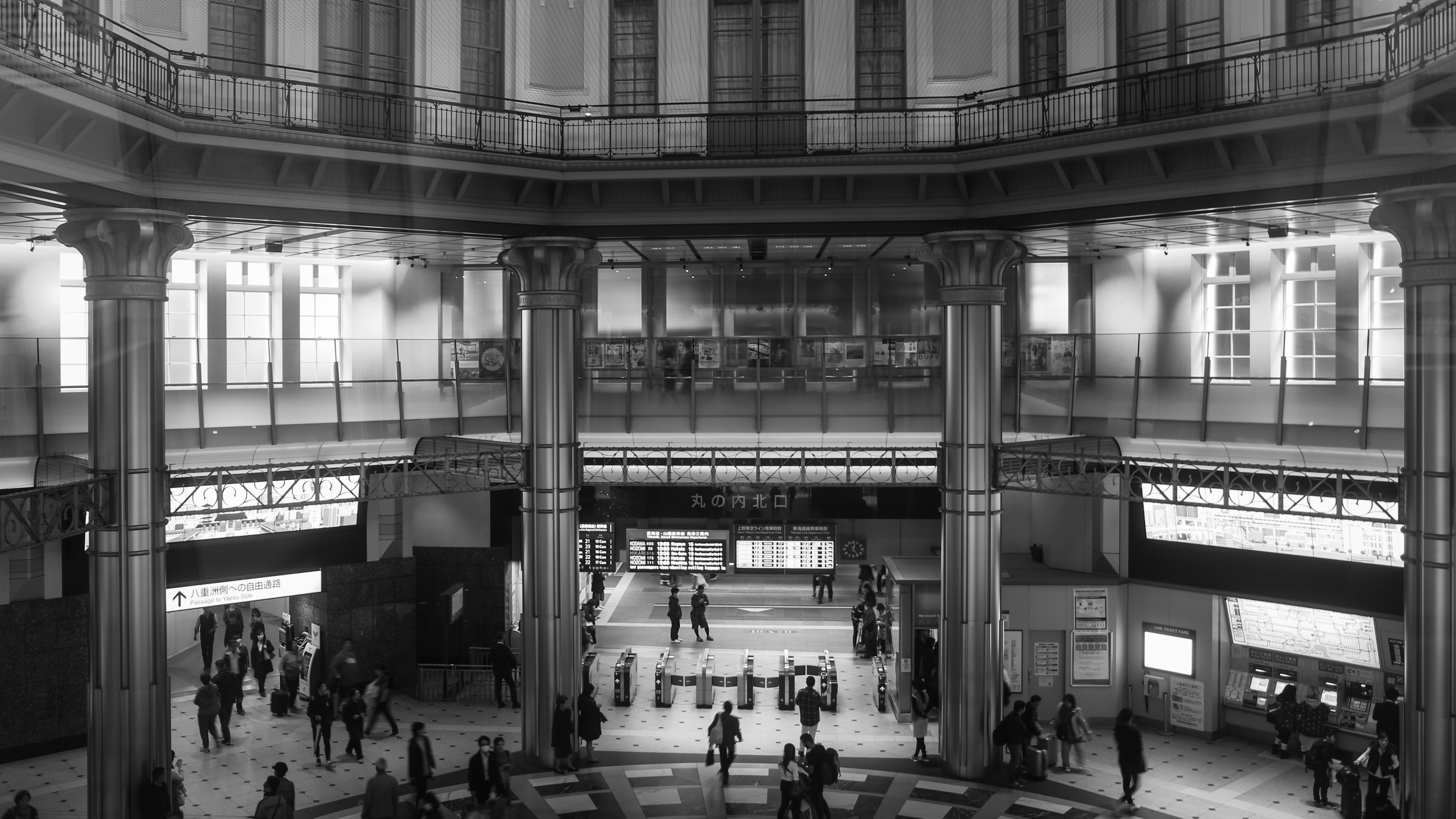 Hall de gare historique avec des foules et des colonnes distinctives et de hauts plafonds