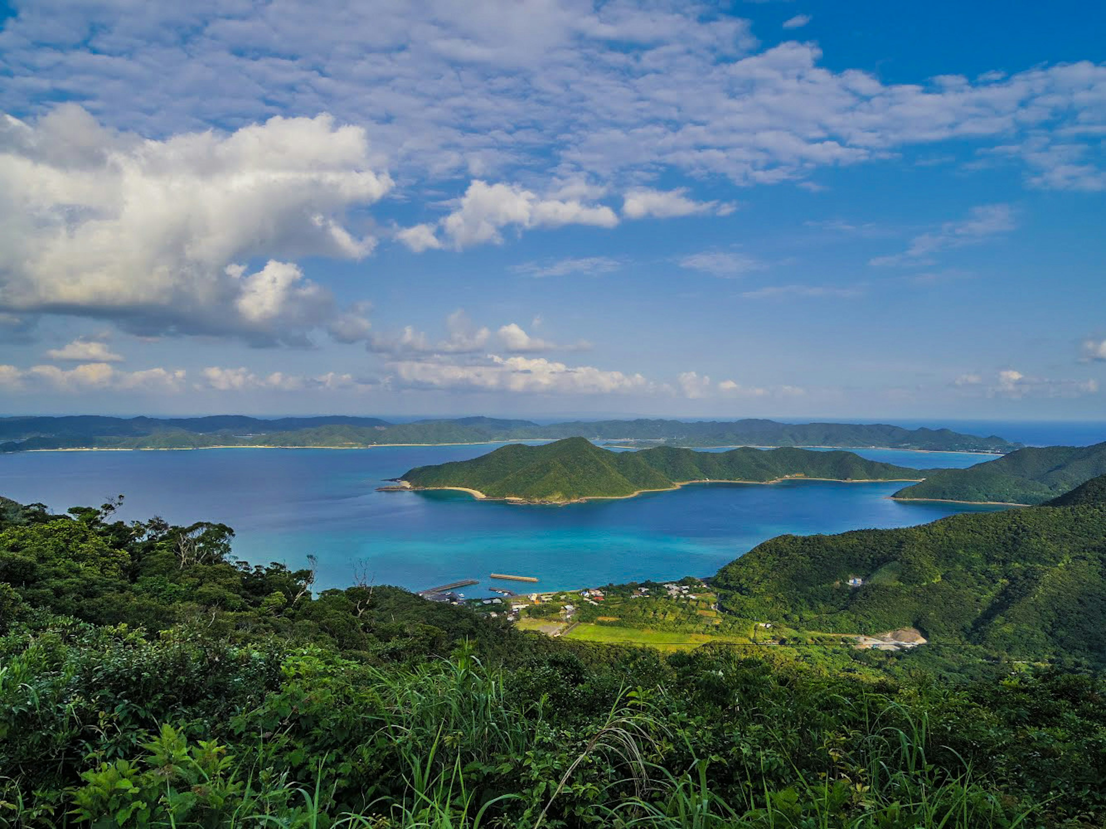 Paysage magnifique de mer bleue et de montagnes vertes