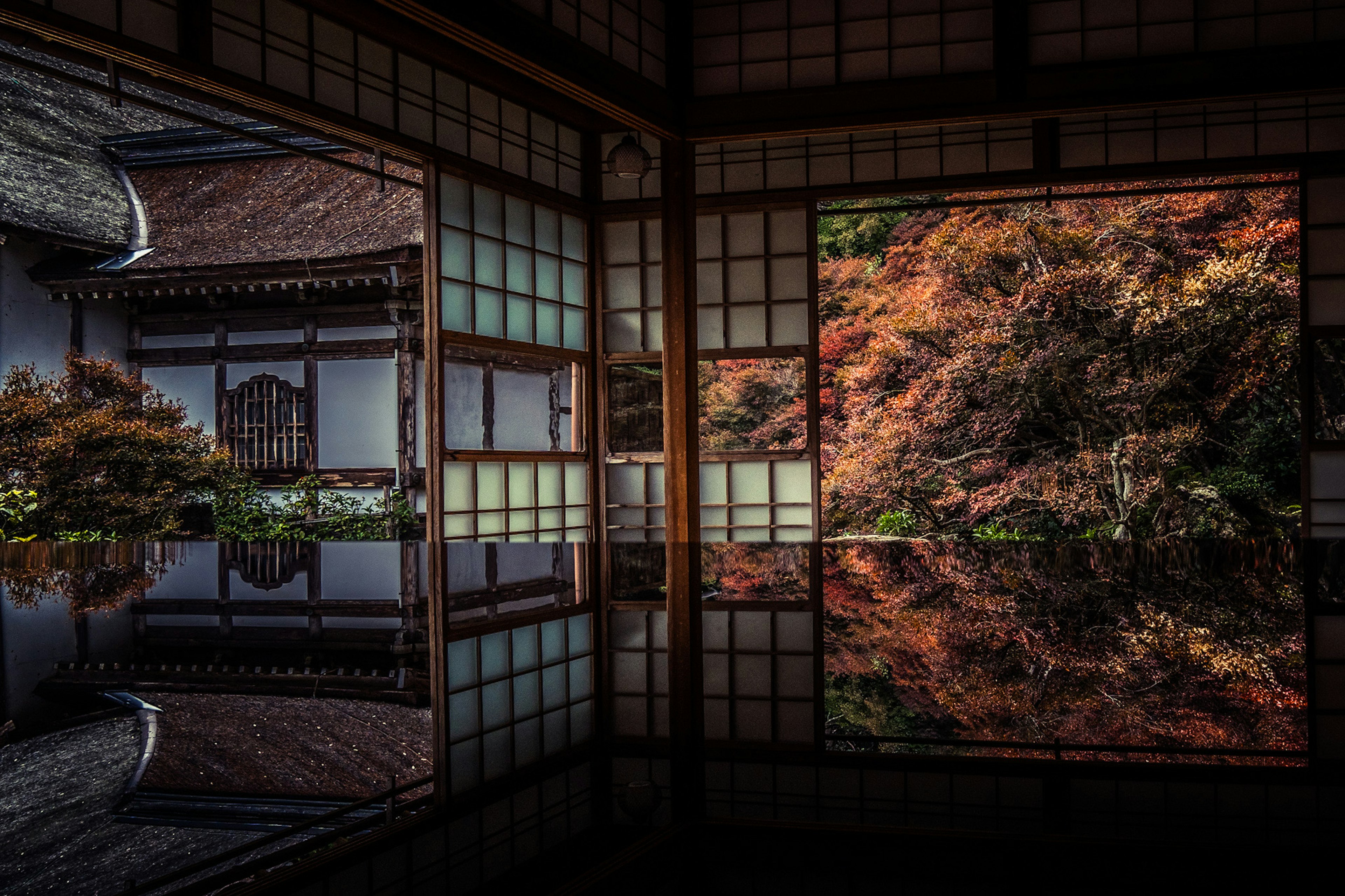 Interior bangunan tradisional Jepang yang mencerminkan pemandangan musim gugur yang indah