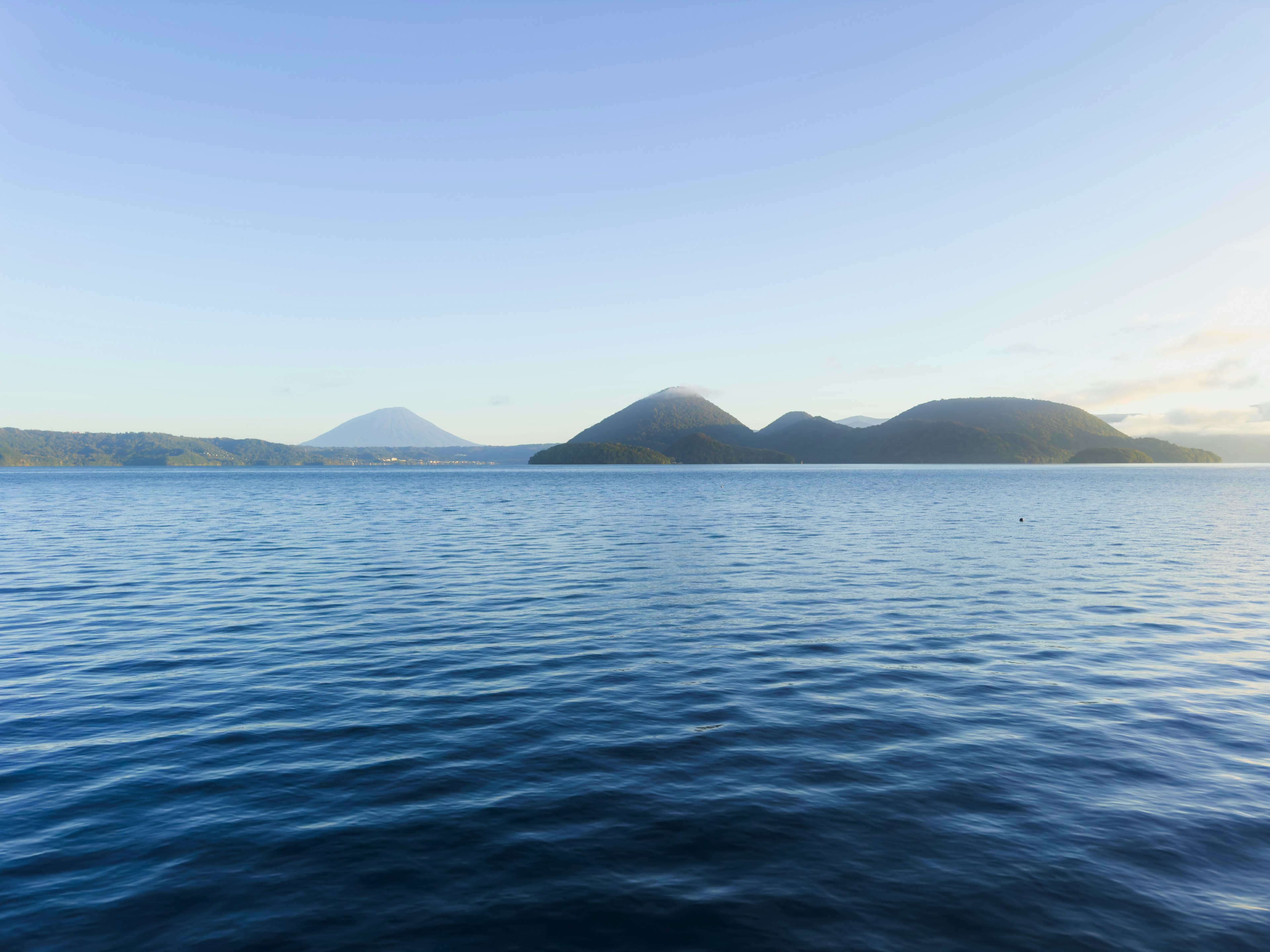 静かな湖面と山々の風景