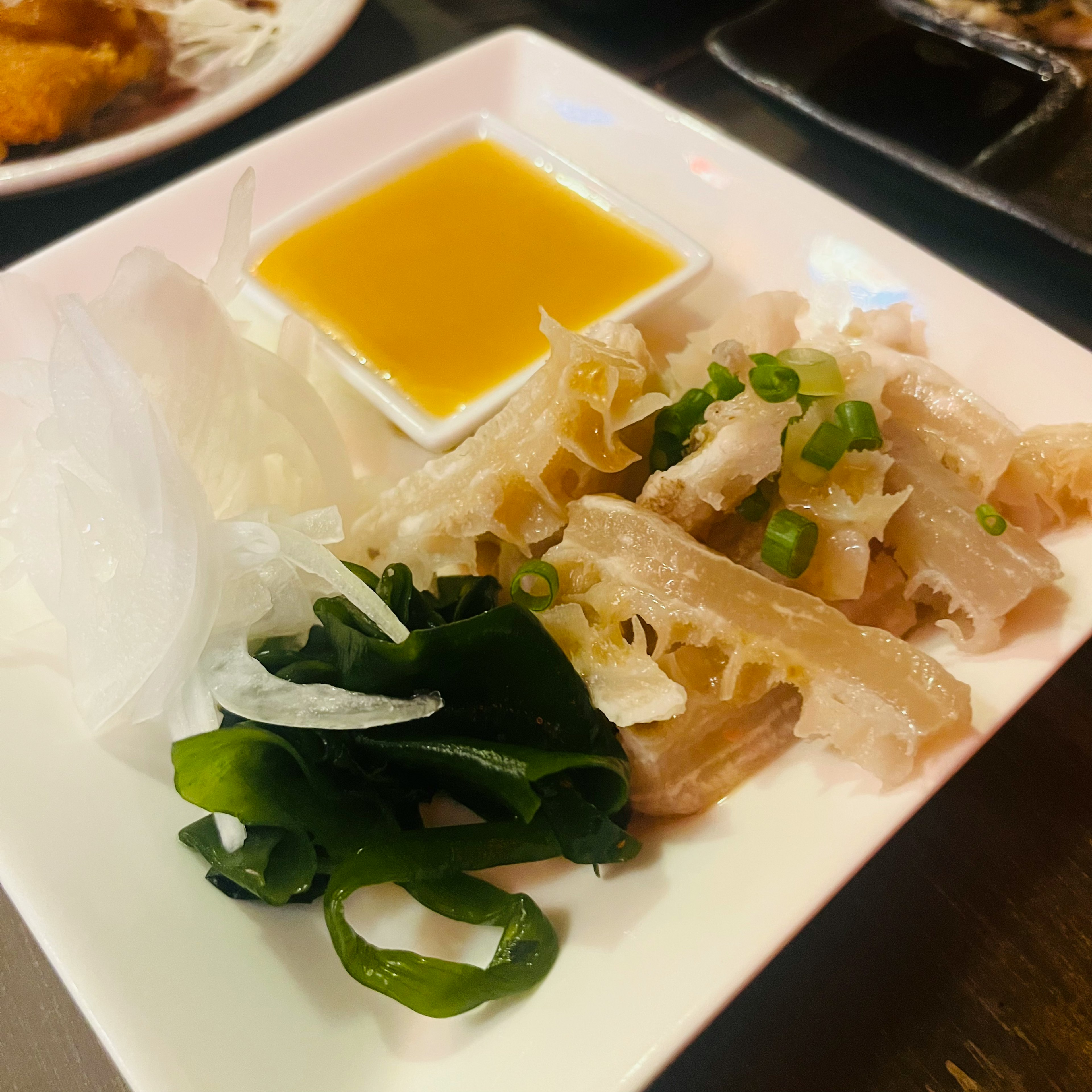 皿に盛られた鶏肉と野菜の前菜とソース