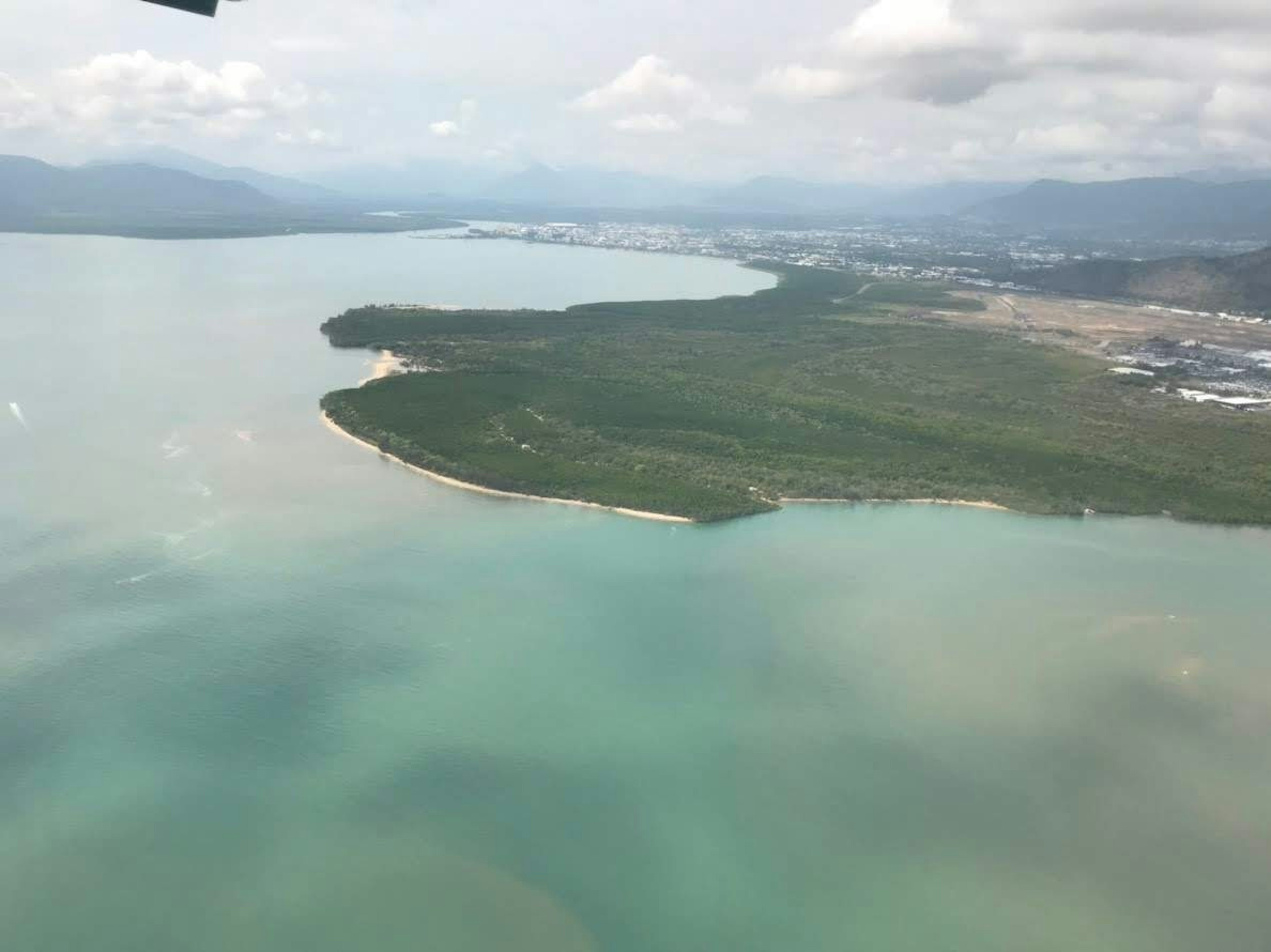 Vue aérienne d'une mer bleue et d'un paysage d'île verte