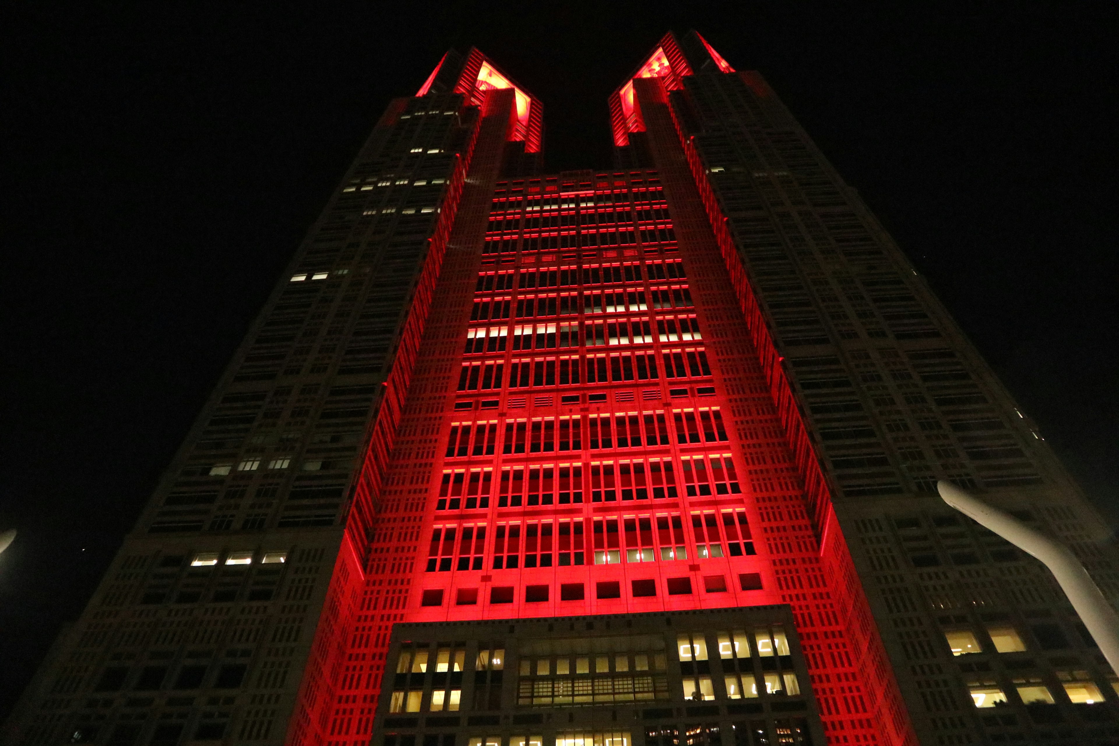 Edificio del gobierno metropolitano de Tokio iluminado en rojo por la noche