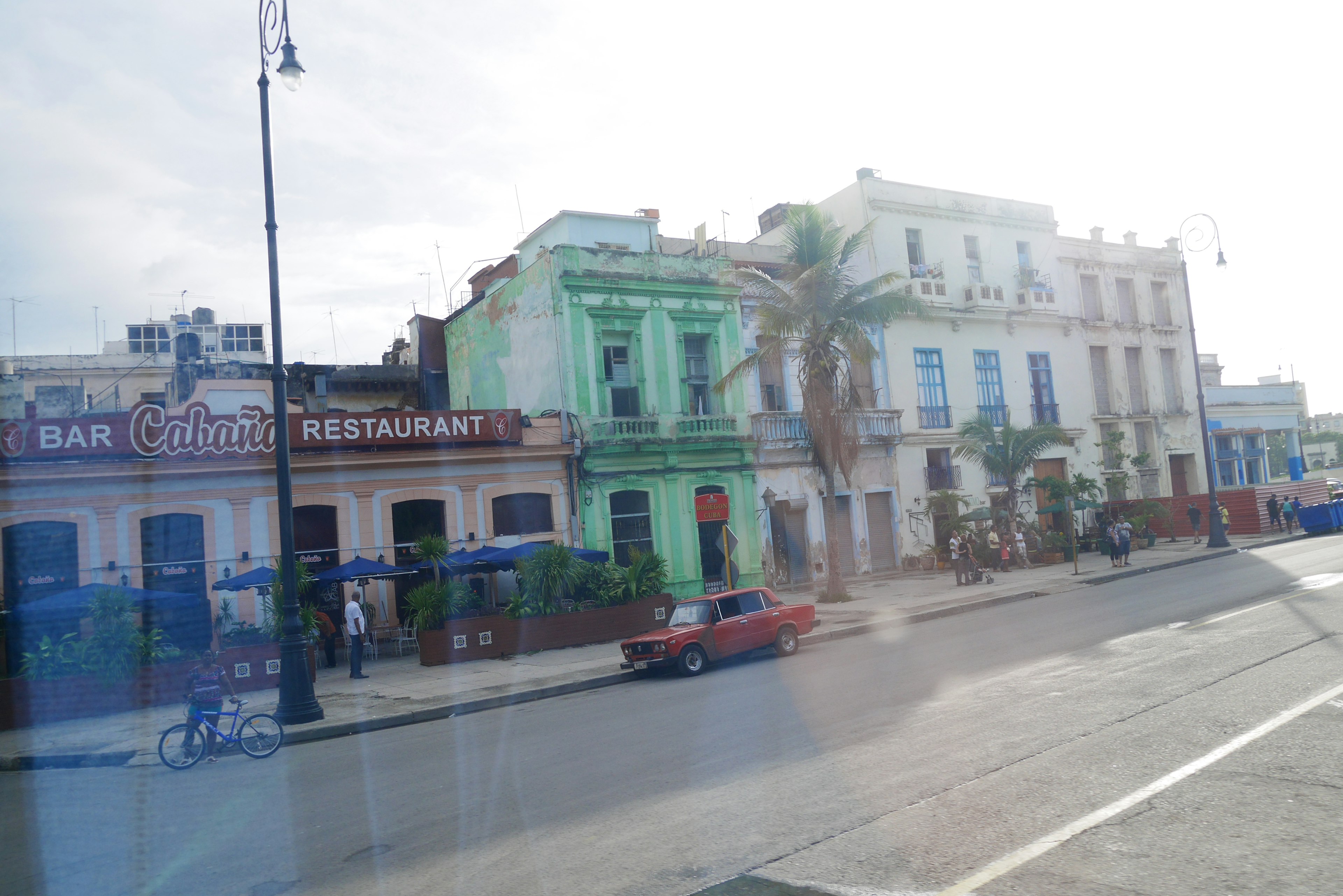 Bangunan berwarna-warni di sepanjang jalan dengan restoran dan bar di Havana