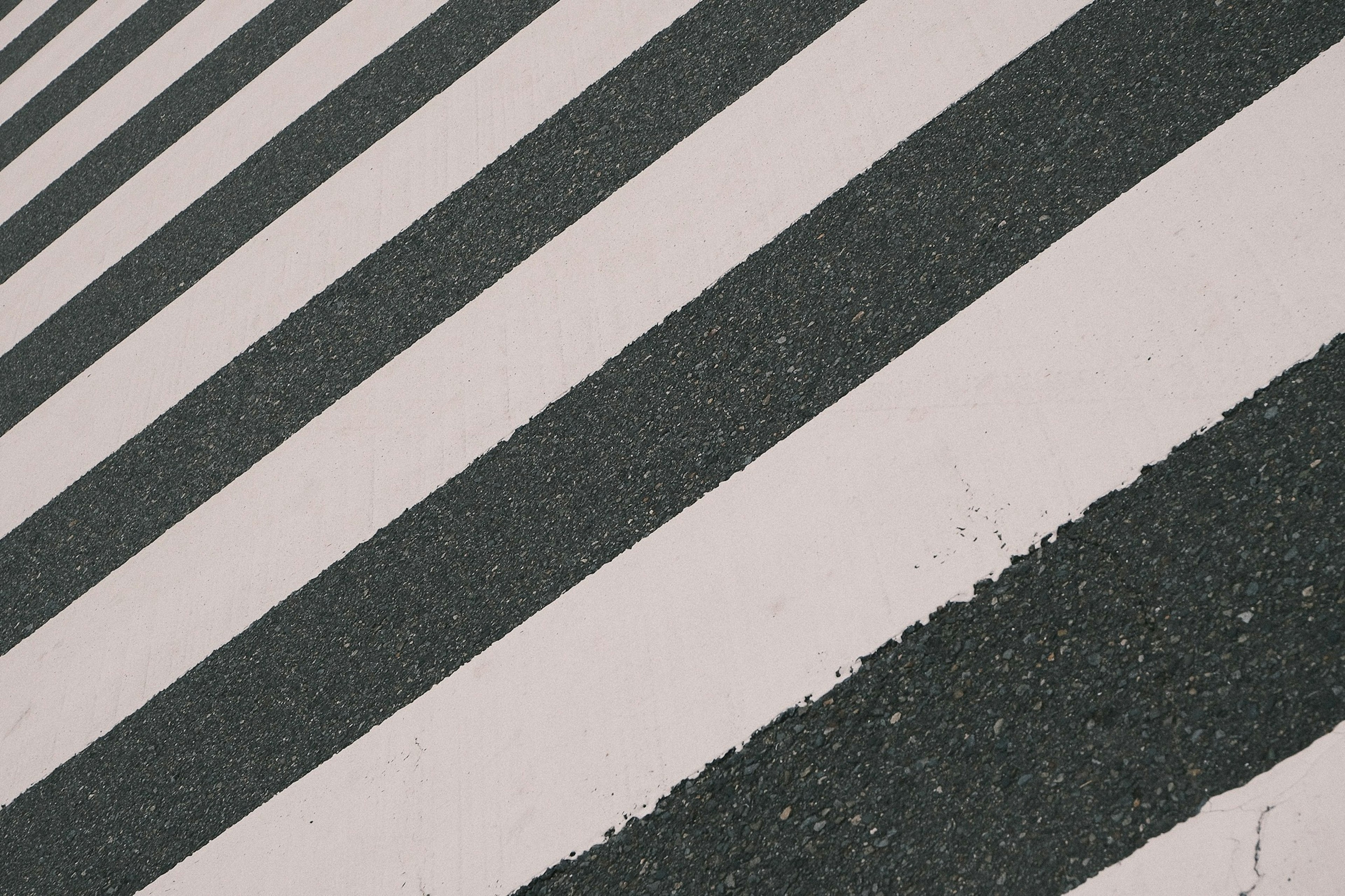 Stries noires et blanches alternées sur une surface routière