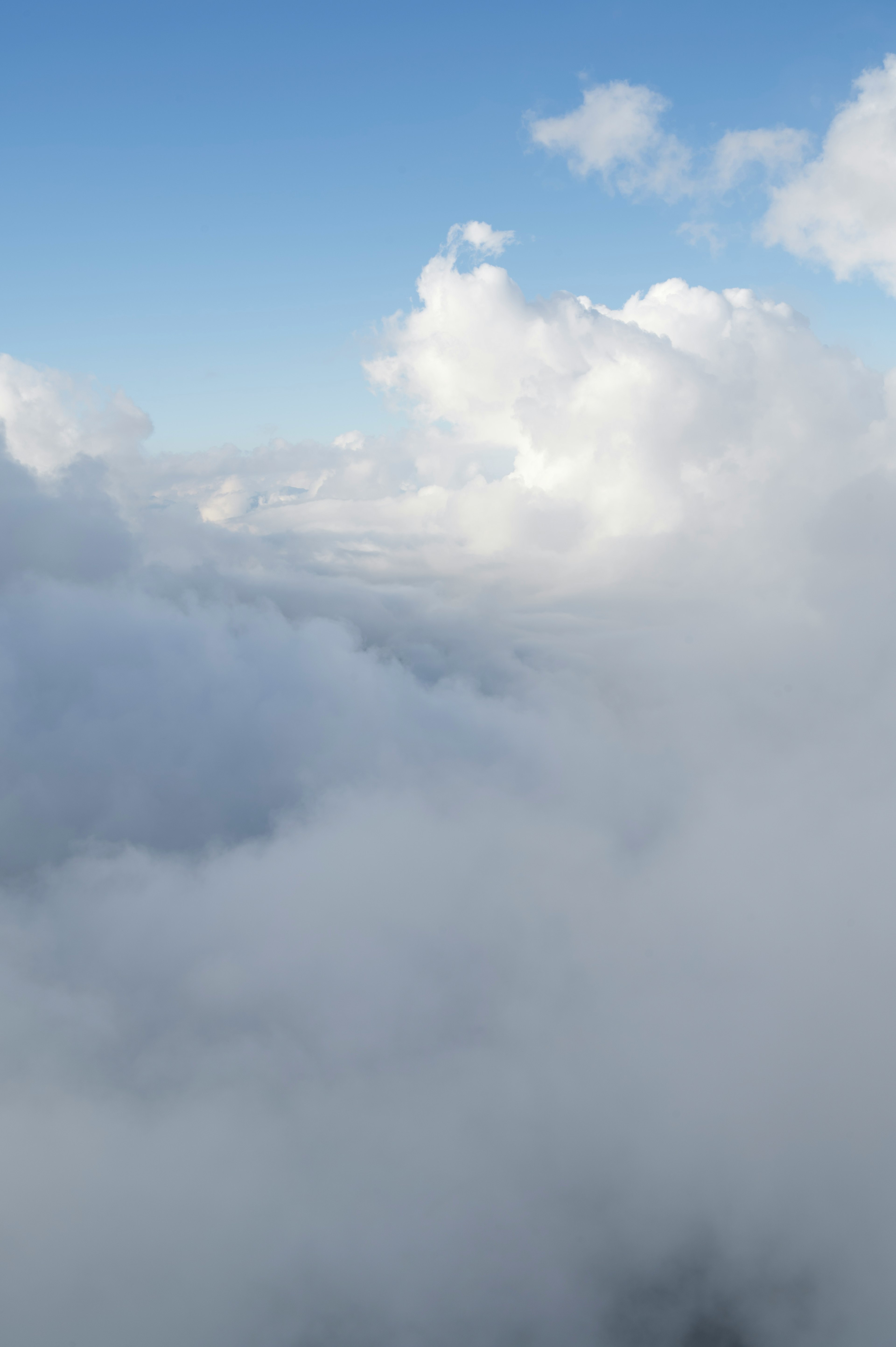 青空の下に広がる白い雲の風景