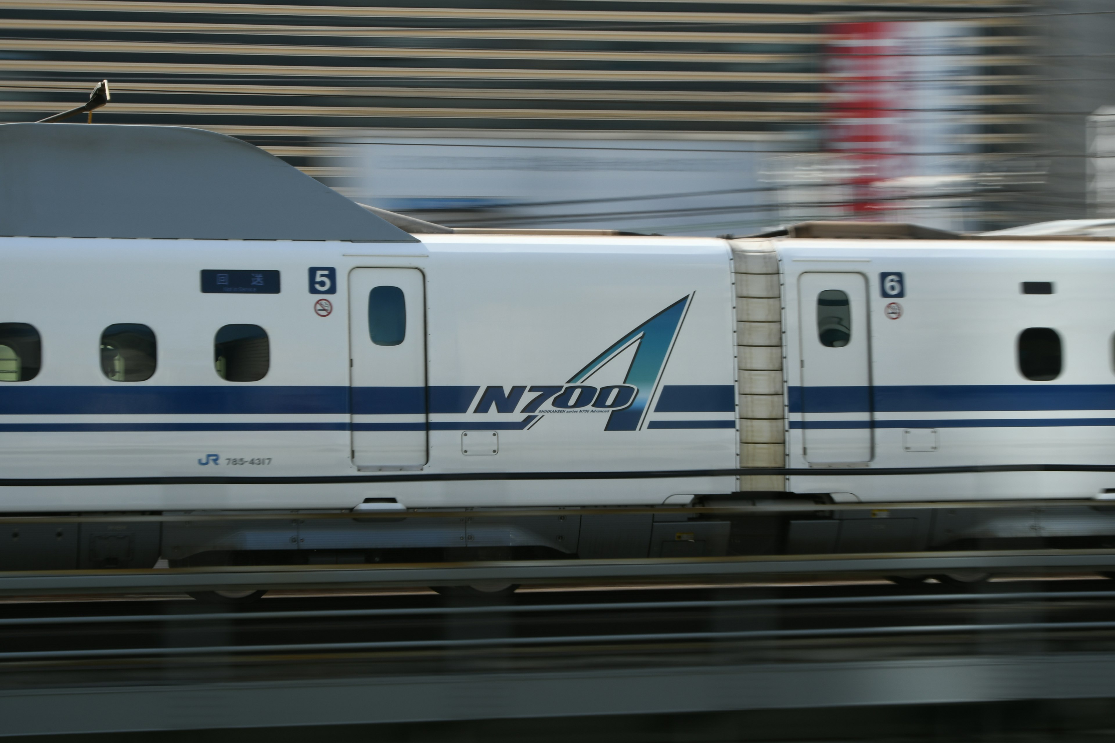 Vista laterale del treno Shinkansen N700 che mostra velocità e design