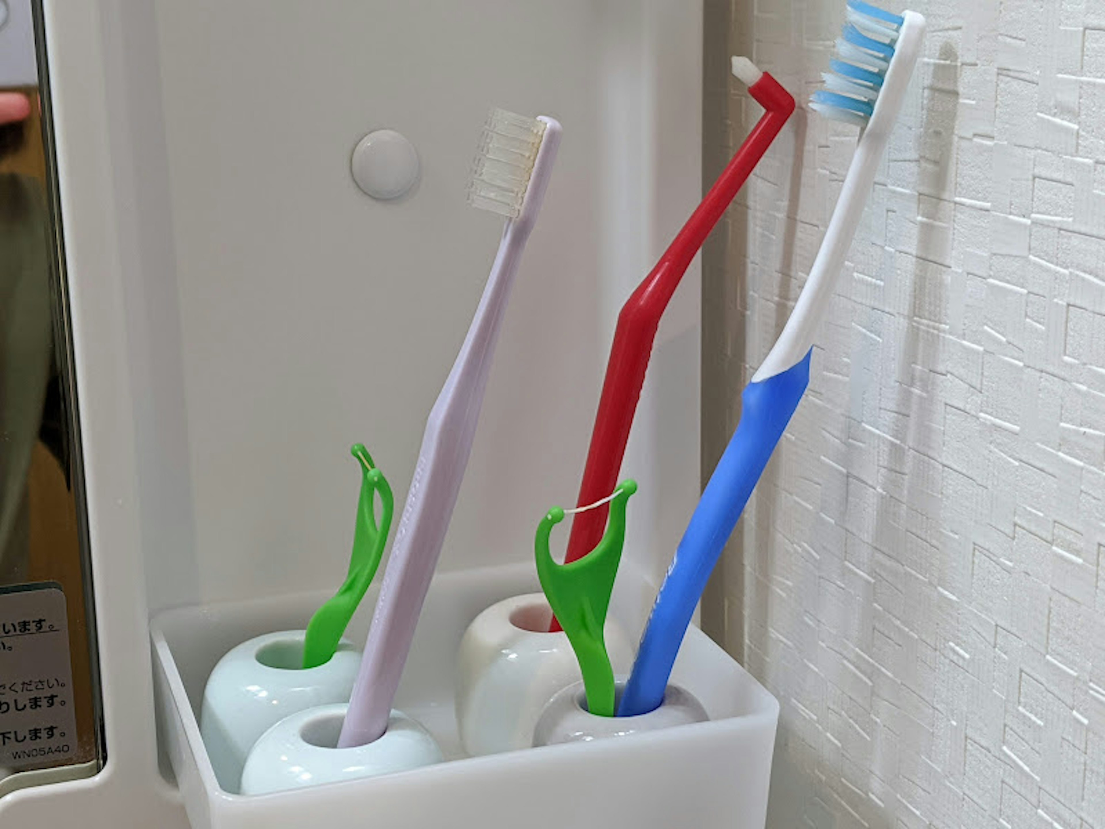 Spazzolini da denti colorati riposti in un porta spazzolini