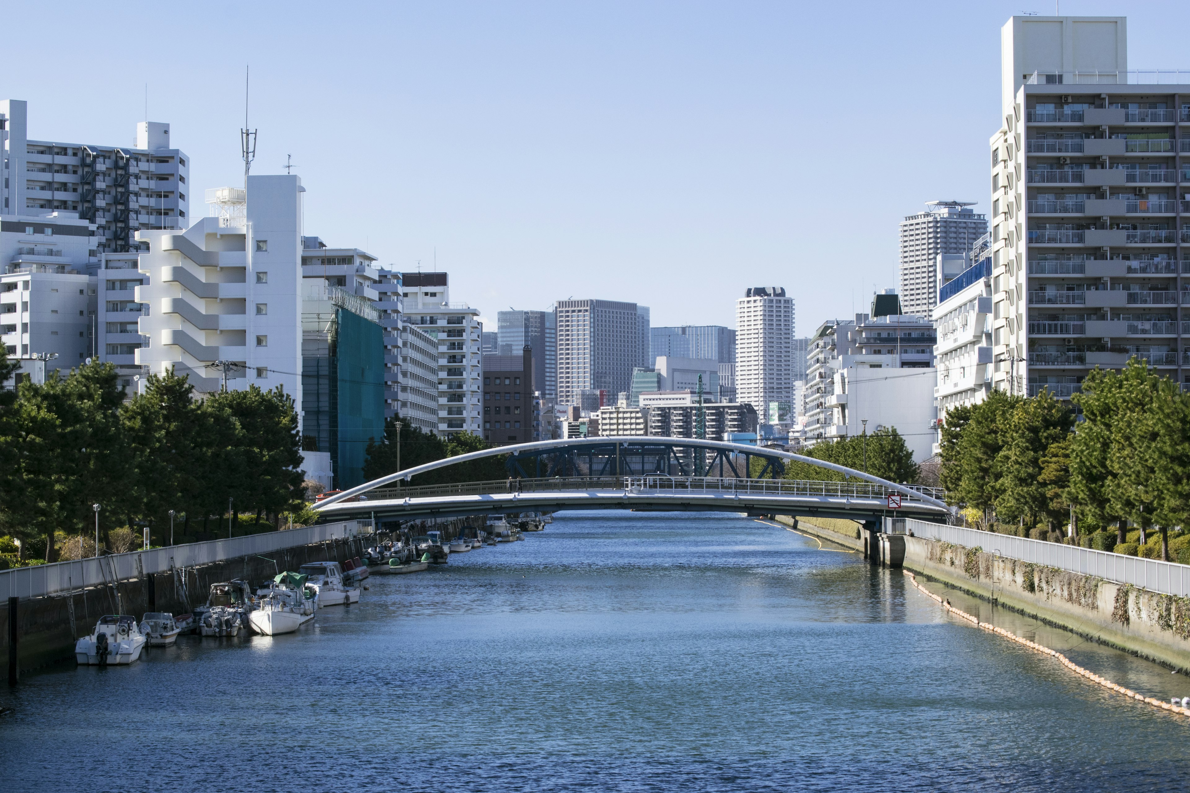 Paysage urbain avec une rivière et un pont