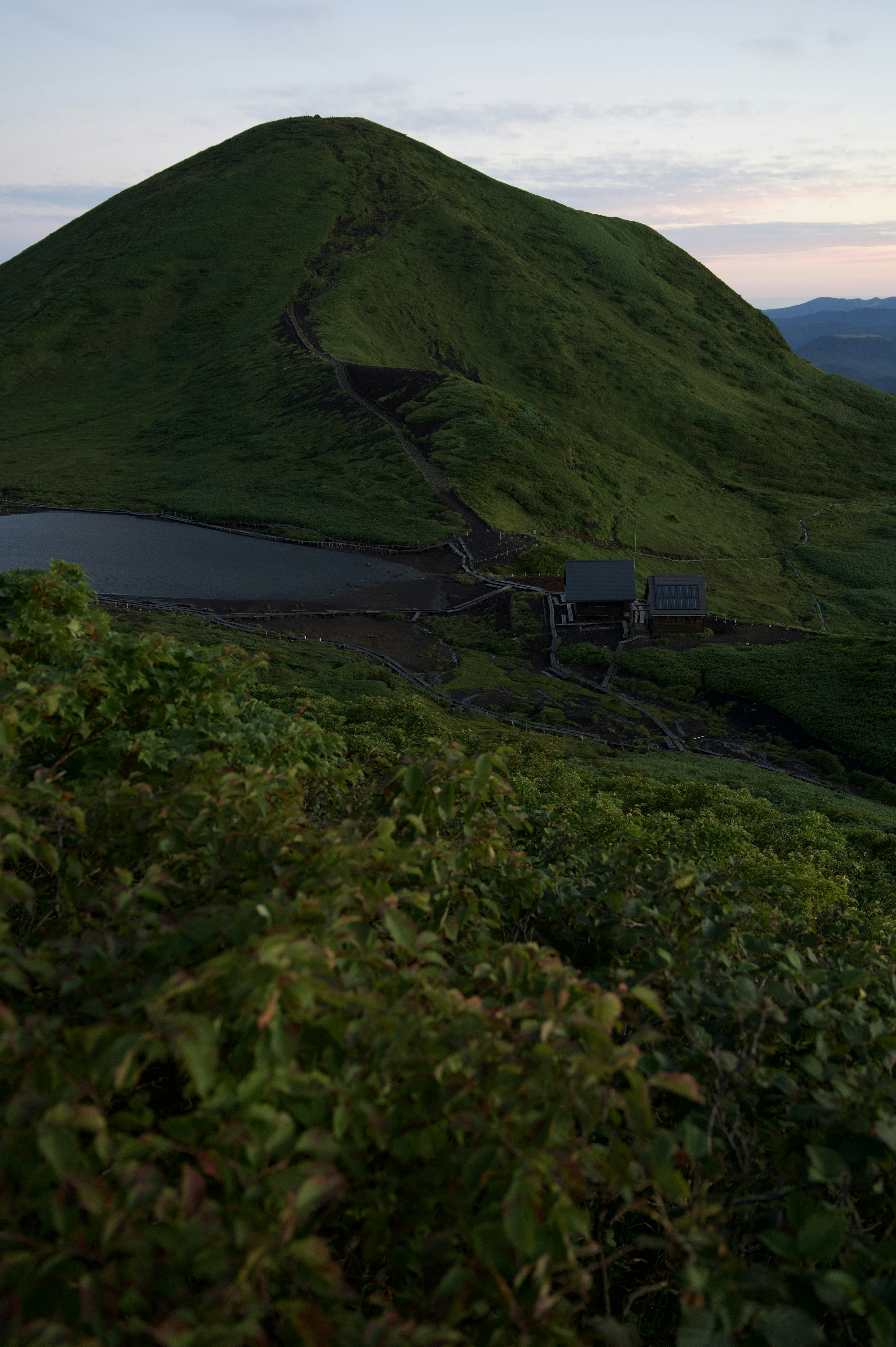 綠色山丘與小池塘的風景