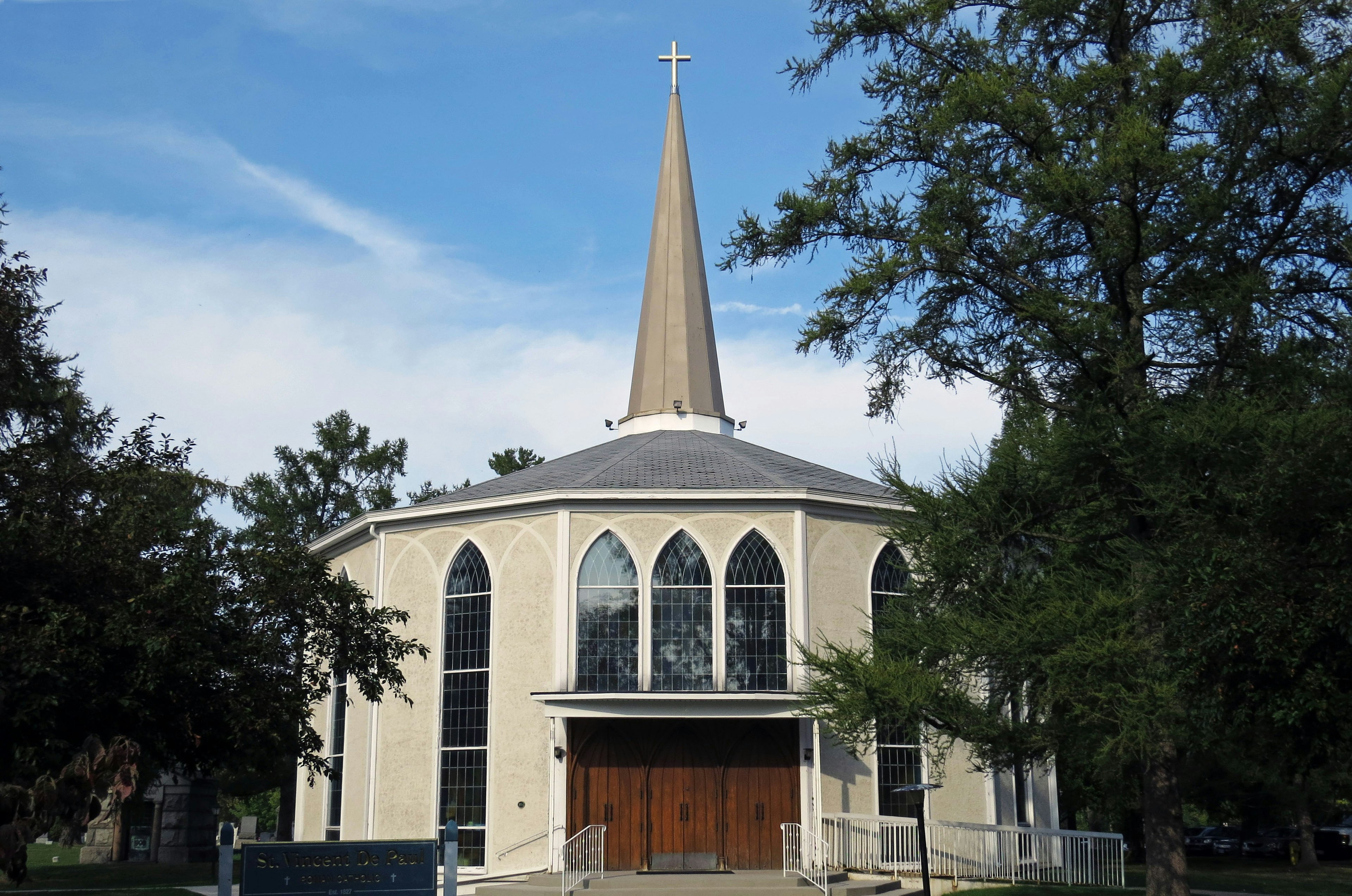 Extérieur d'une église ronde avec un clocher proéminent