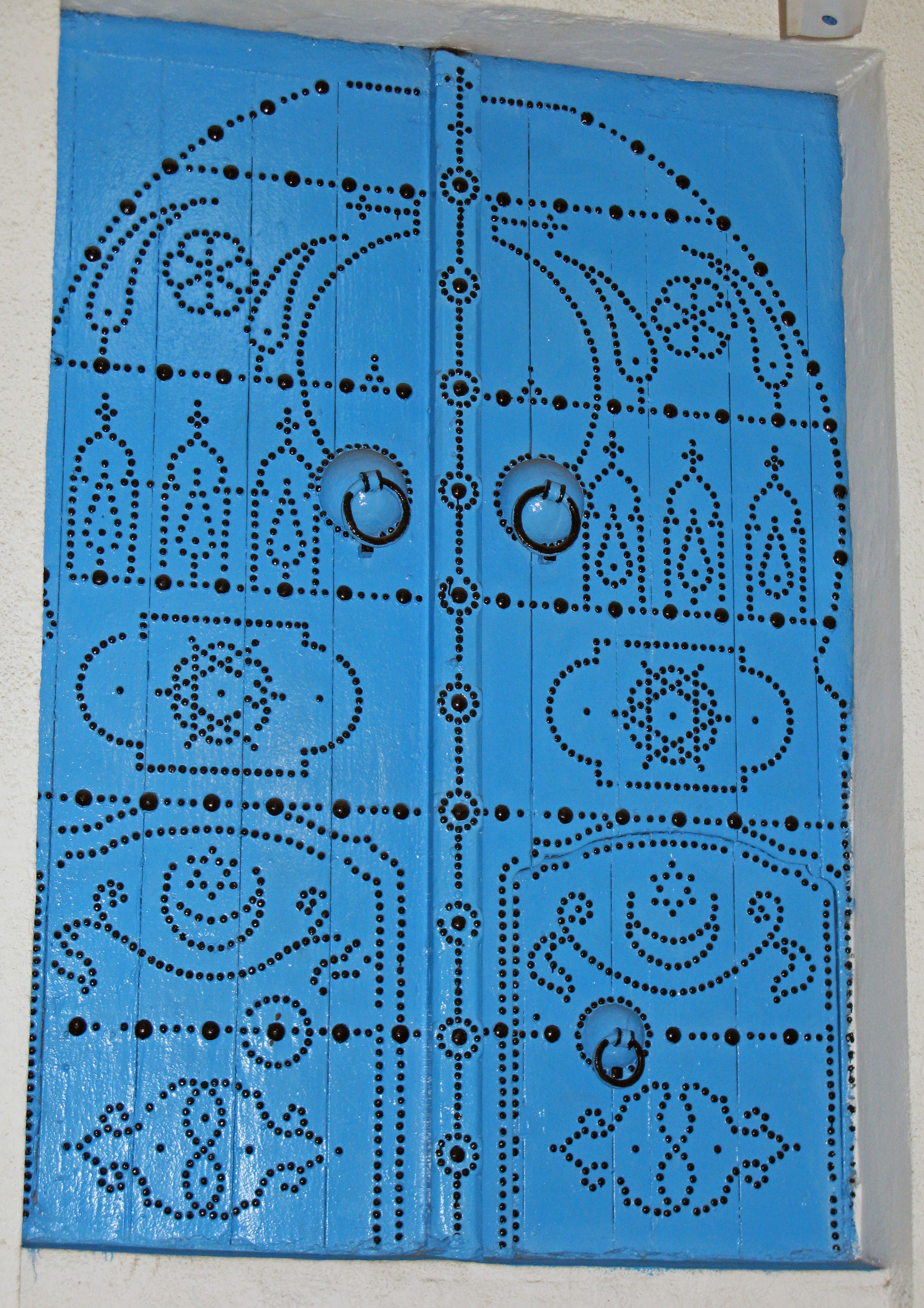 Design de porte décorative bleue avec des motifs complexes et des perforations