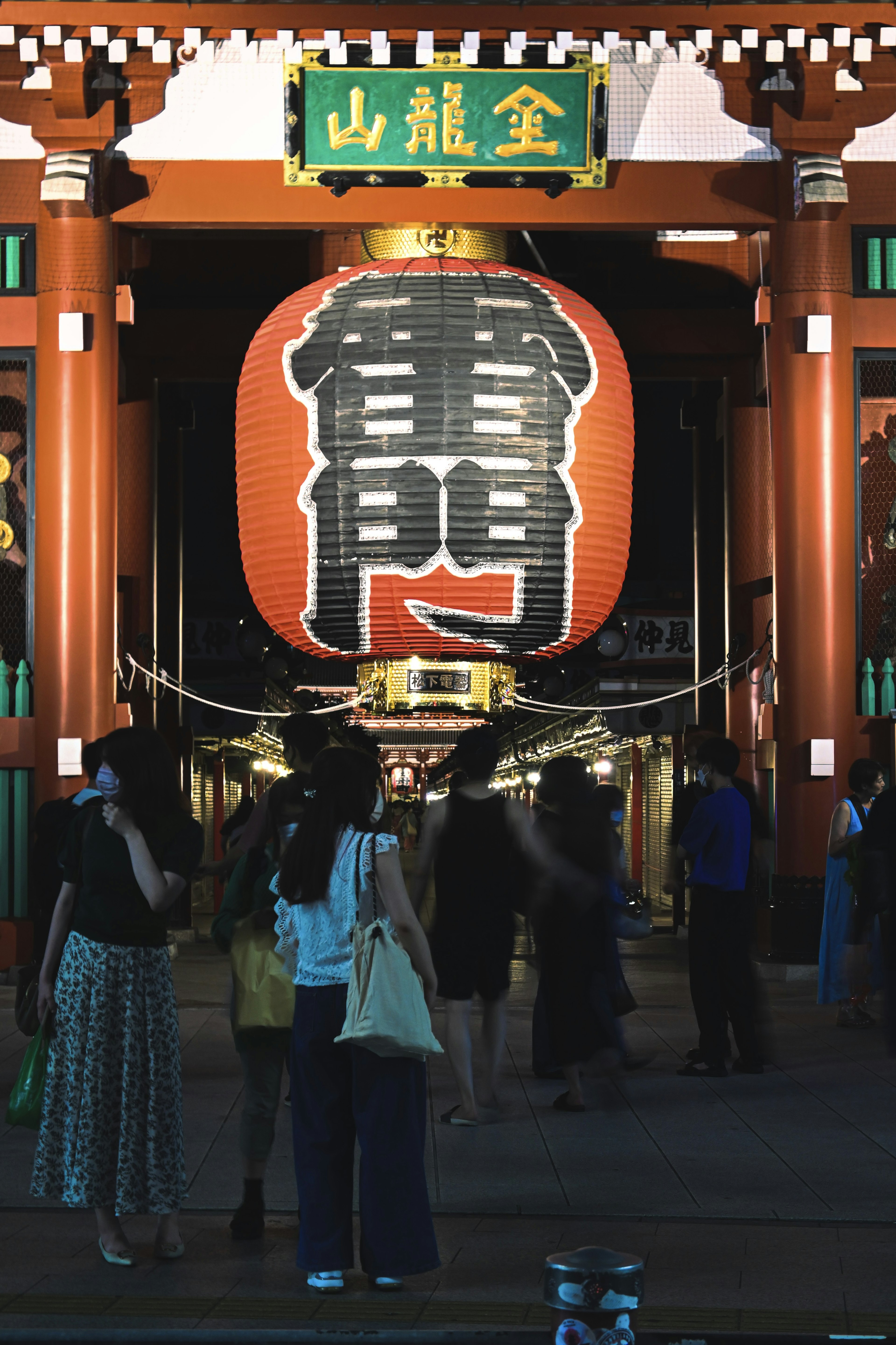 Scène d'Asakusa avec la grande lanterne de Kaminarimon et des visiteurs