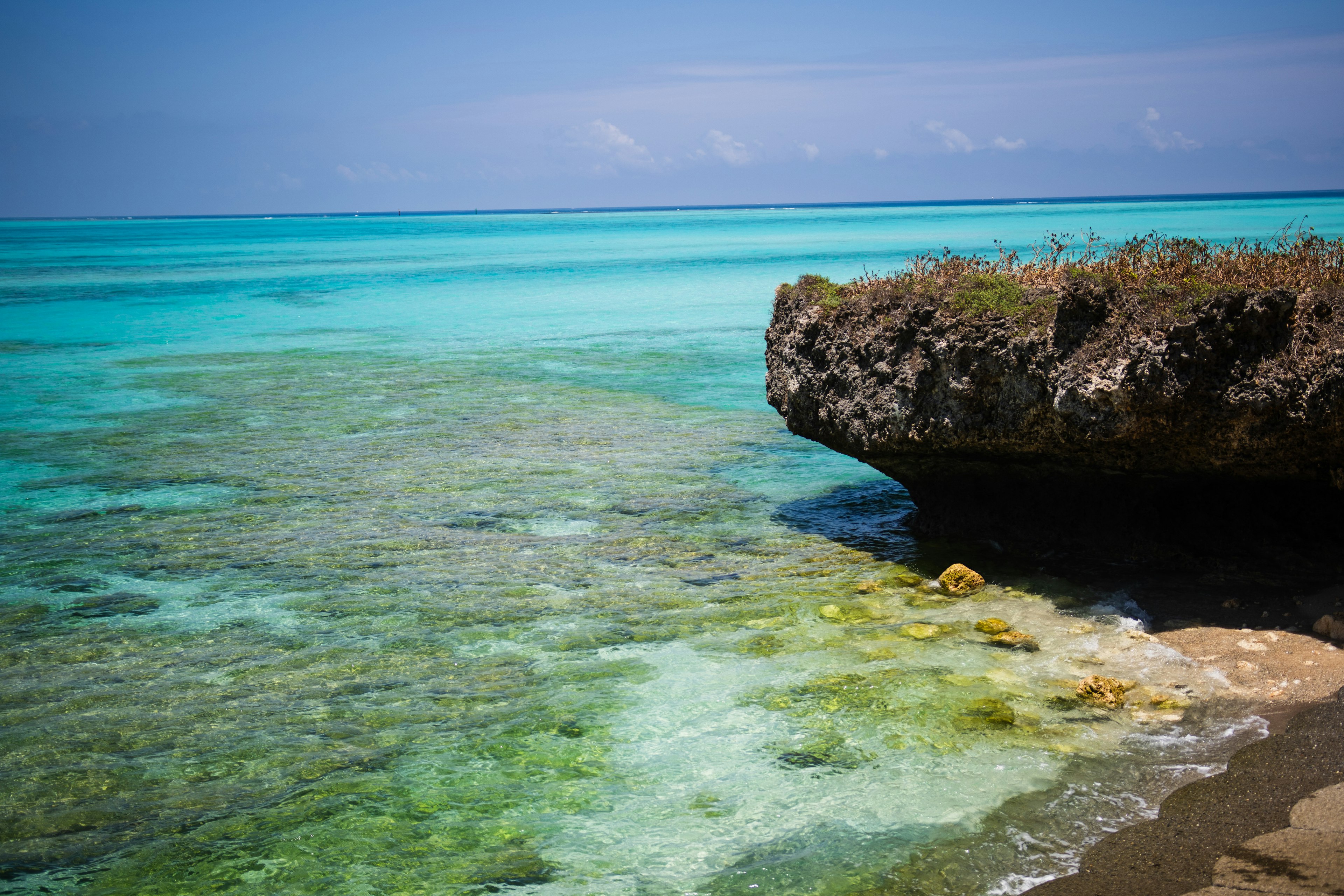 Pemandangan laut turquoise dan pantai berbatu