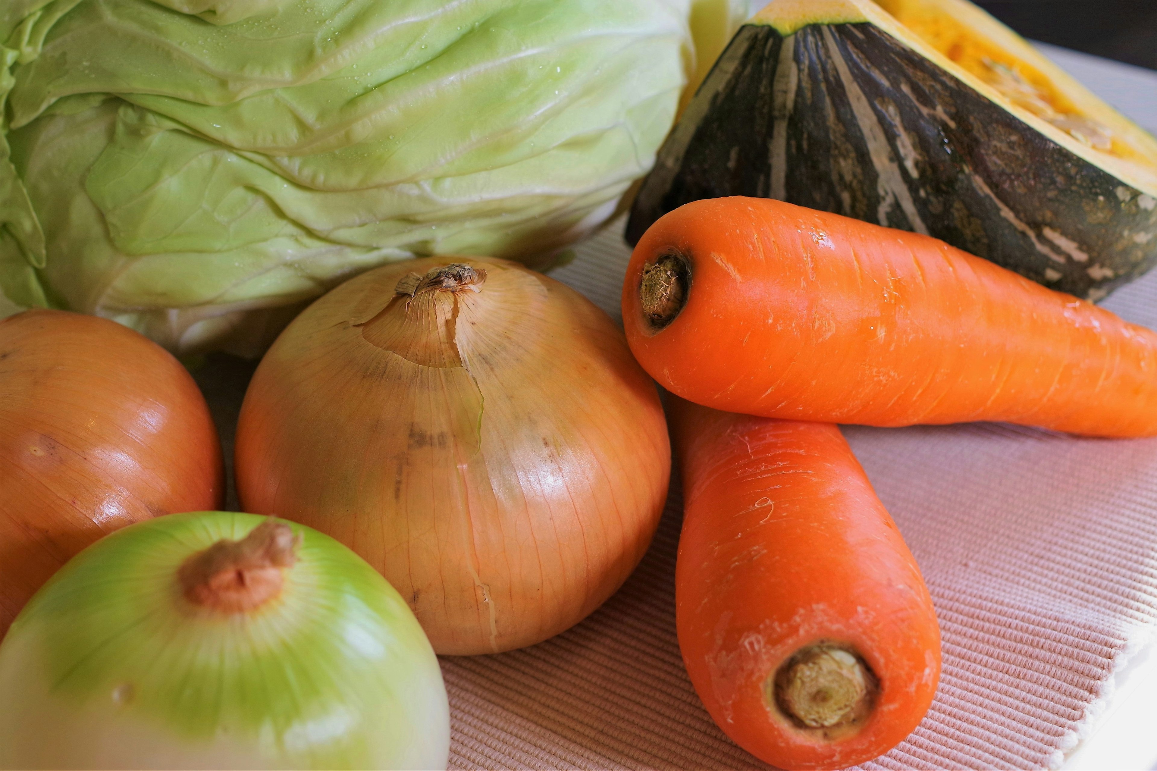 Misto fresco di verdure tra cui cavolo, cipolla, carota, zucca e mela