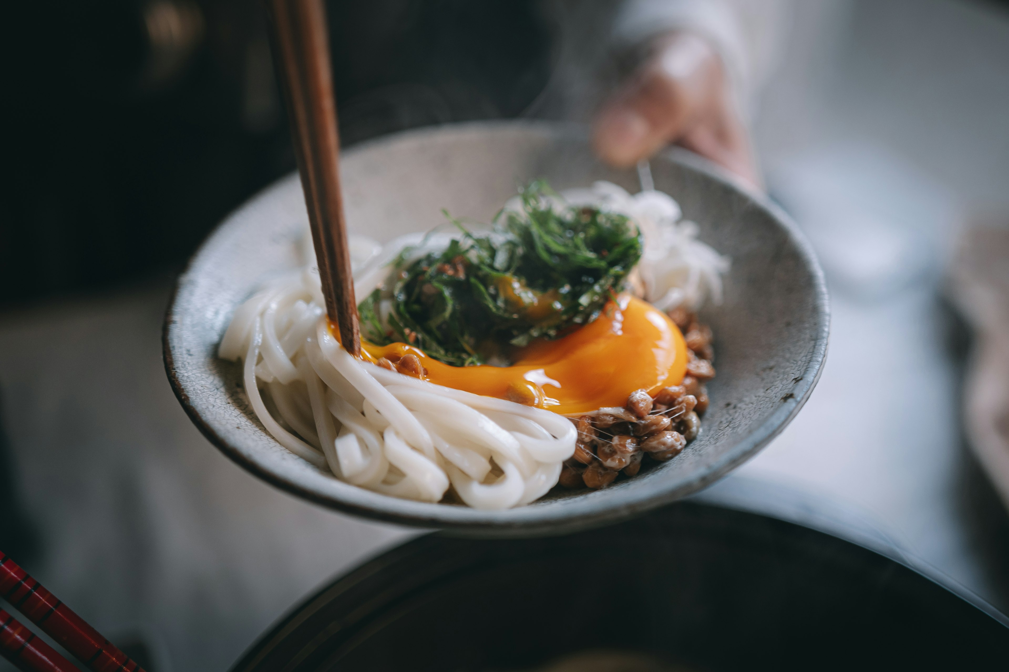 계란 노른자와 채소가 얹힌 아름다운 면 요리