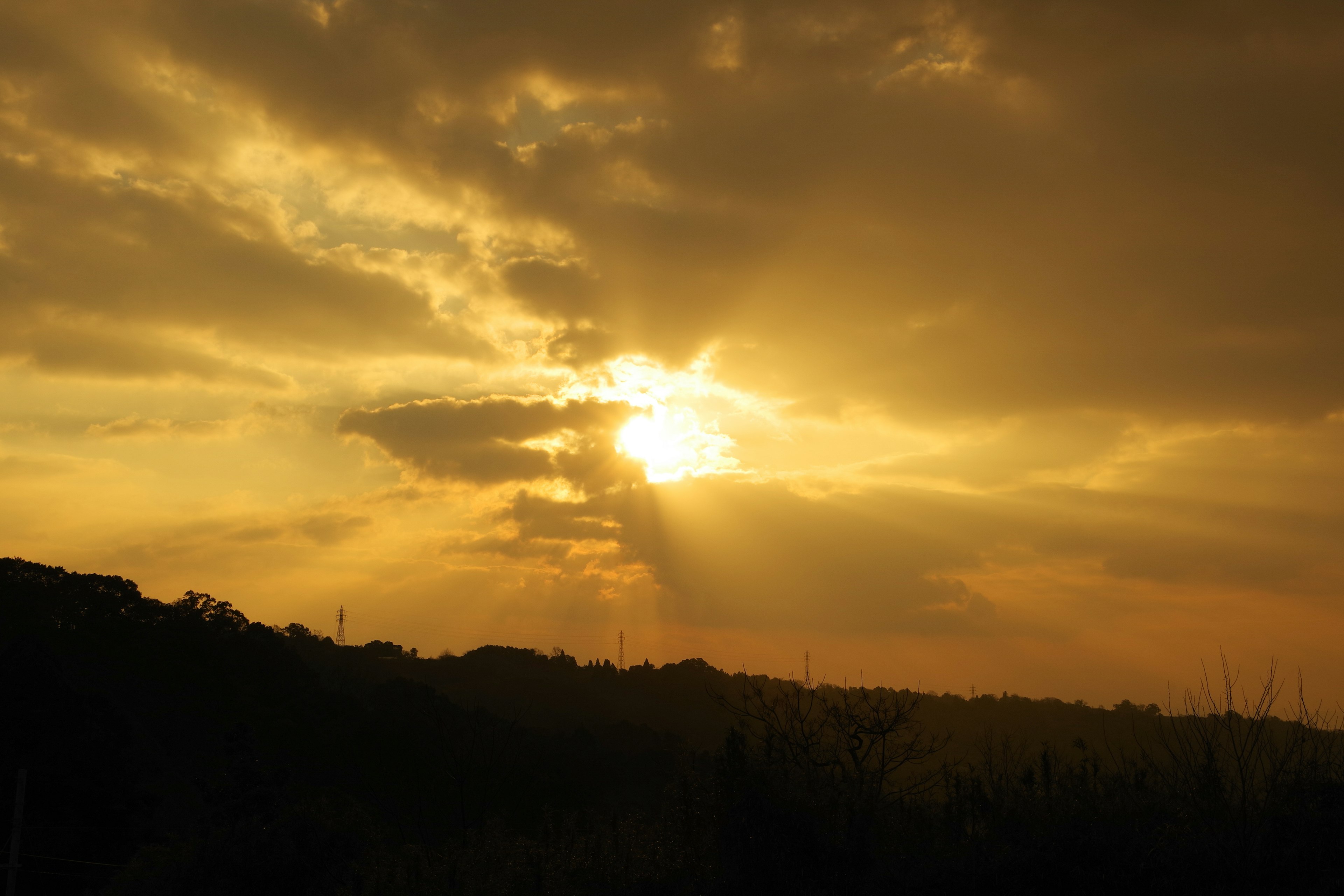 Hermoso paisaje con luz solar atravesando nubes al atardecer