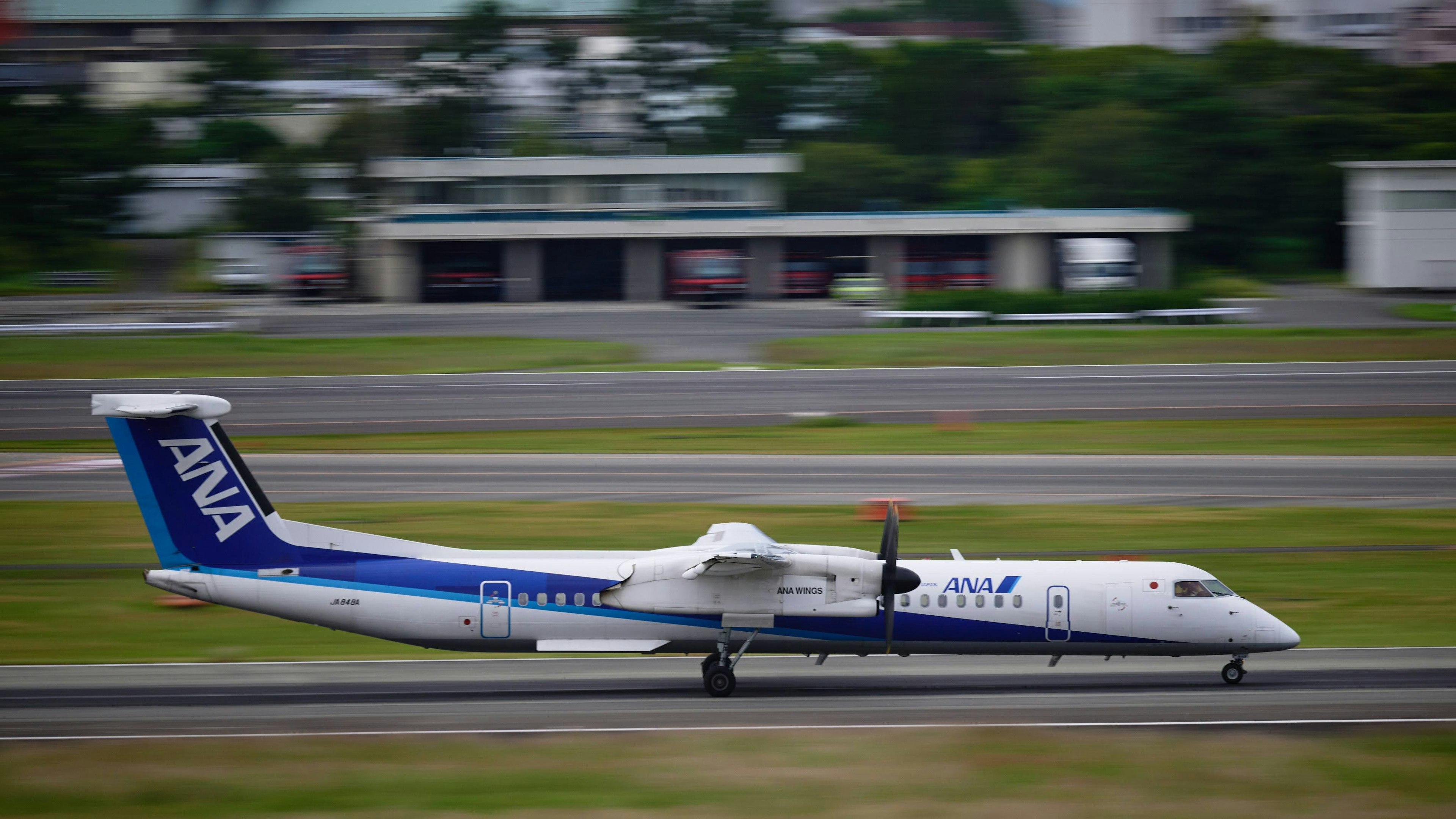 ANA Propellerflugzeug rollt auf der Startbahn