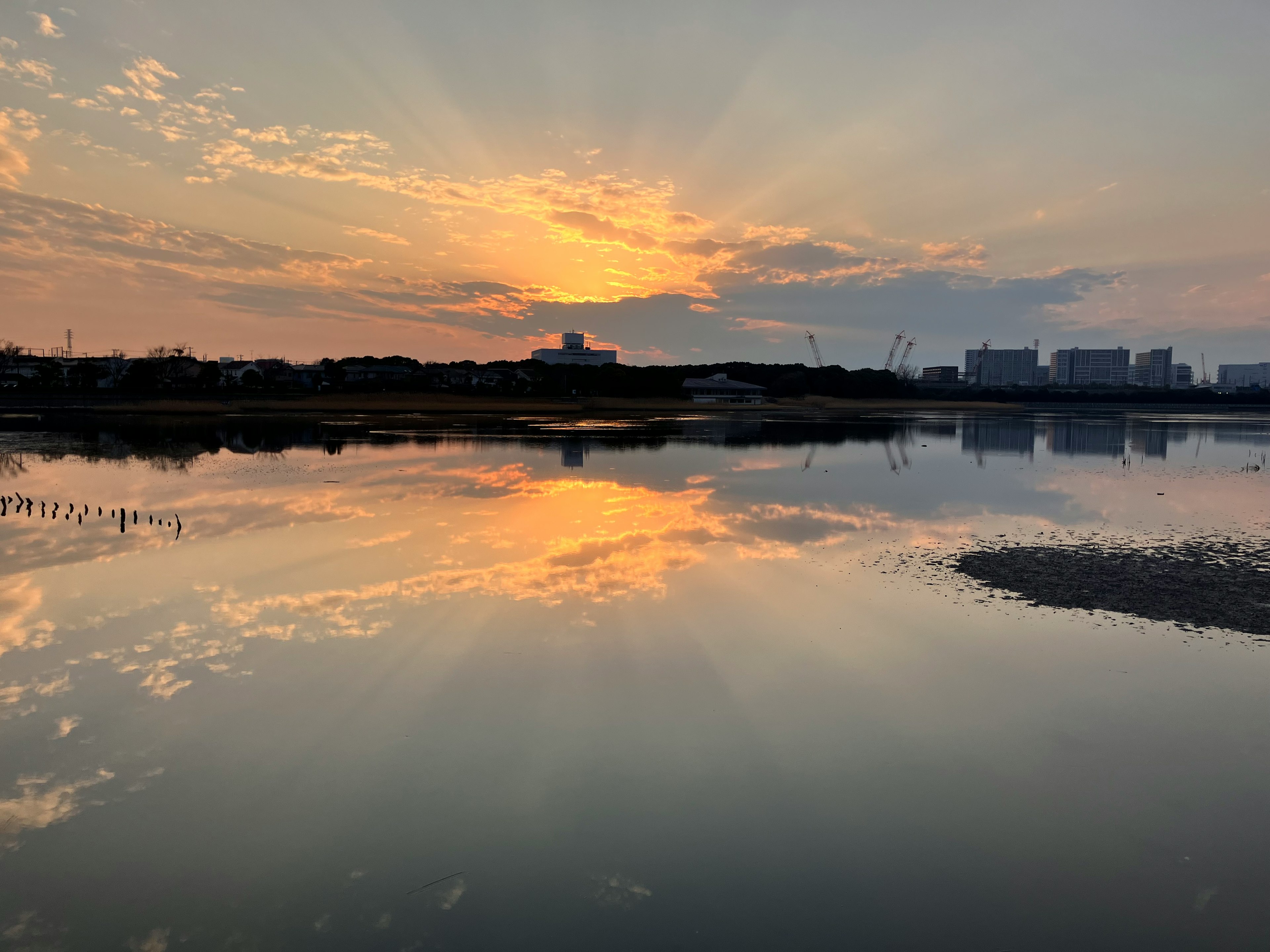 夕日が水面に反射する美しい風景